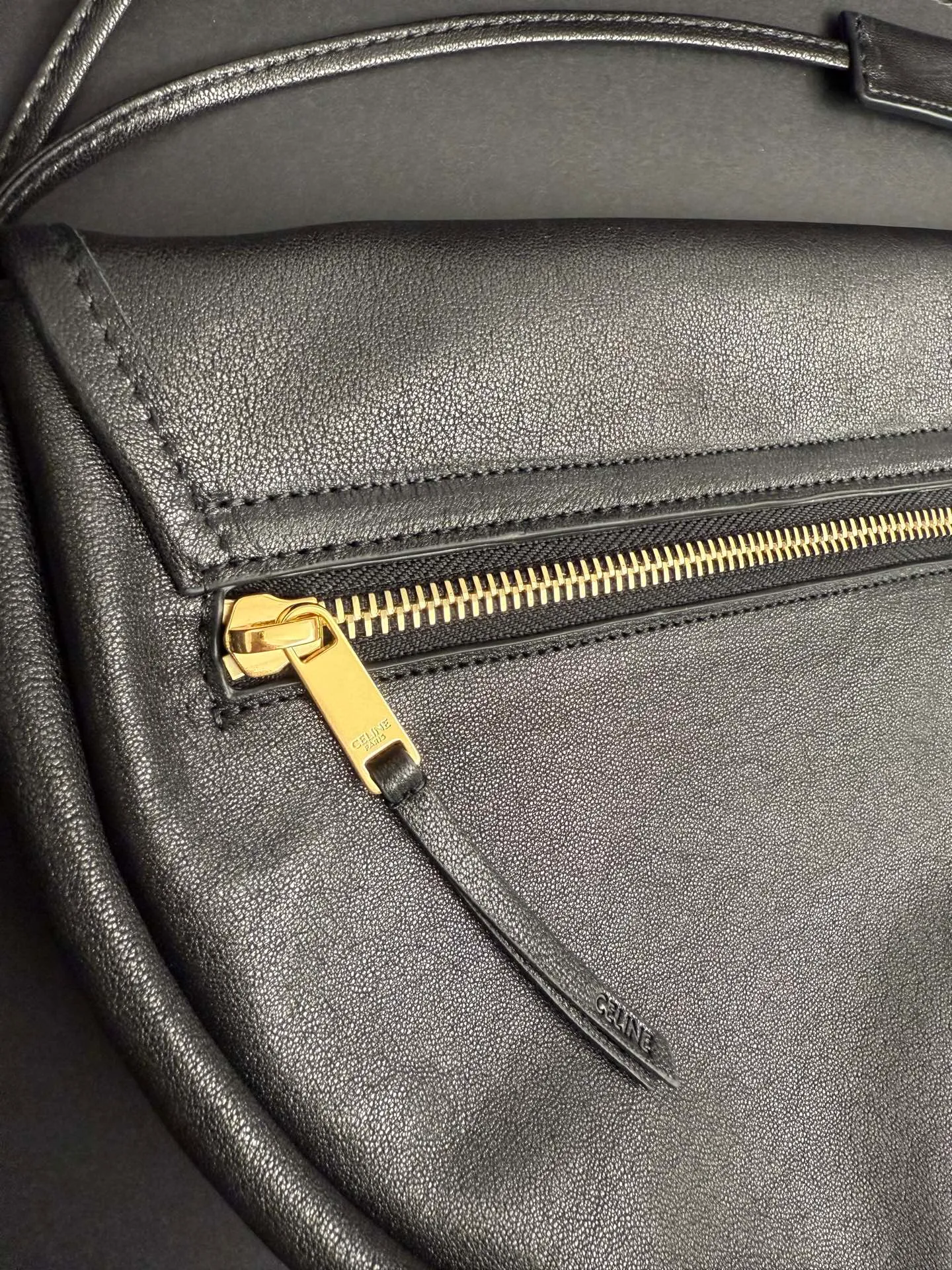 p1800. Soft Triomphe Halfmoon bag is fashionable✨ CELINE 26SPRING half-moon bag~ Fashionable and special-shaped bag. Large capacity can be used under armpit & one shoulder [kiss an R] I like the shiny leather. The material is shiny lambskin. It is quite light and has a minimalist and neat silhouette. It is fashionable in autumn and winter and can be pinched by the handle✨ Size: 46×19×10 Model: 124142