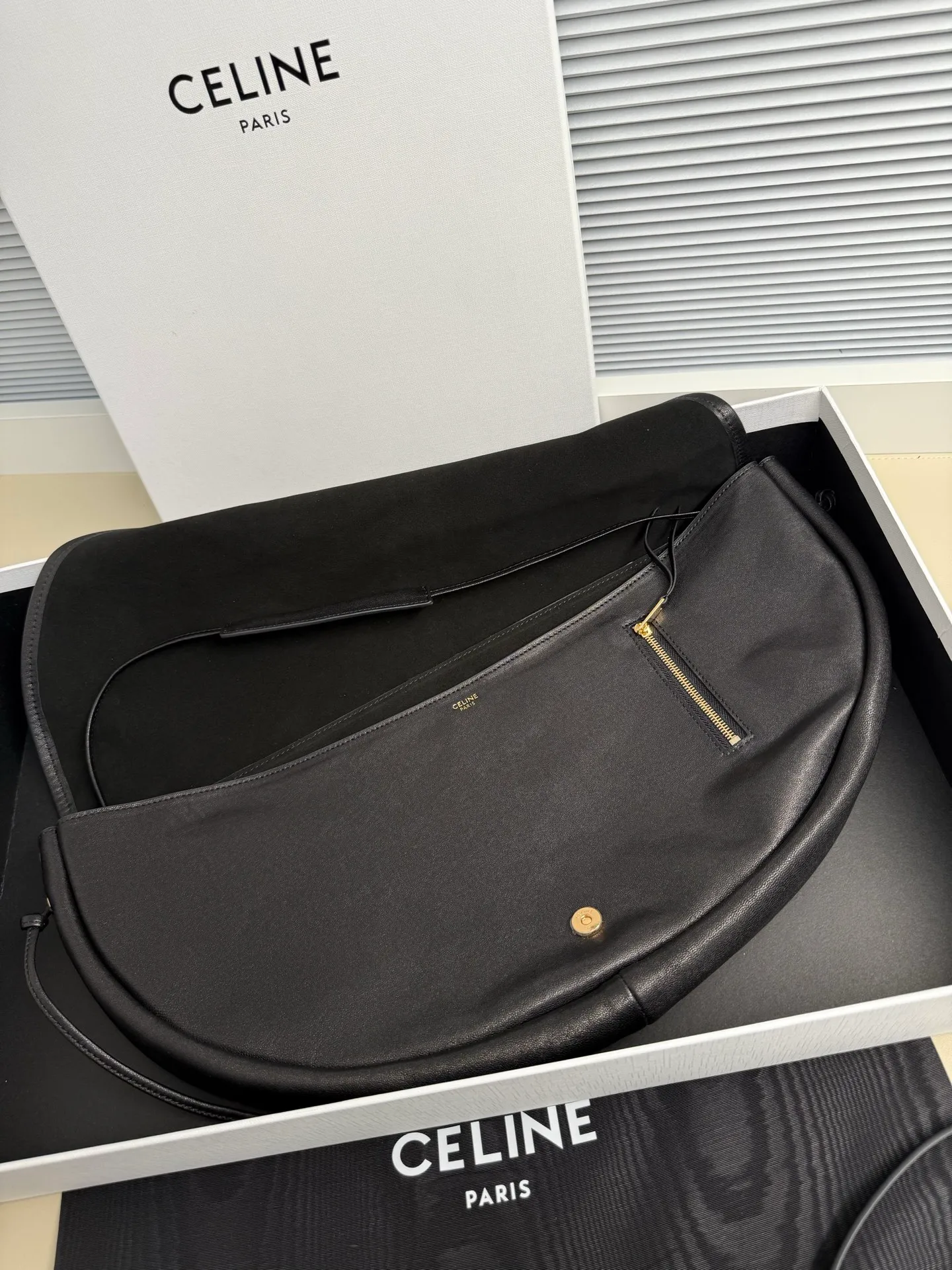 p1800. Soft Triomphe Halfmoon bag is fashionable✨ CELINE 26SPRING half-moon bag~ Fashionable and special-shaped bag. Large capacity can be used under armpit & one shoulder [kiss an R] I like the shiny leather. The material is shiny lambskin. It is quite light and has a minimalist and neat silhouette. It is fashionable in autumn and winter and can be pinched by the handle✨ Size: 46×19×10 Model: 124142