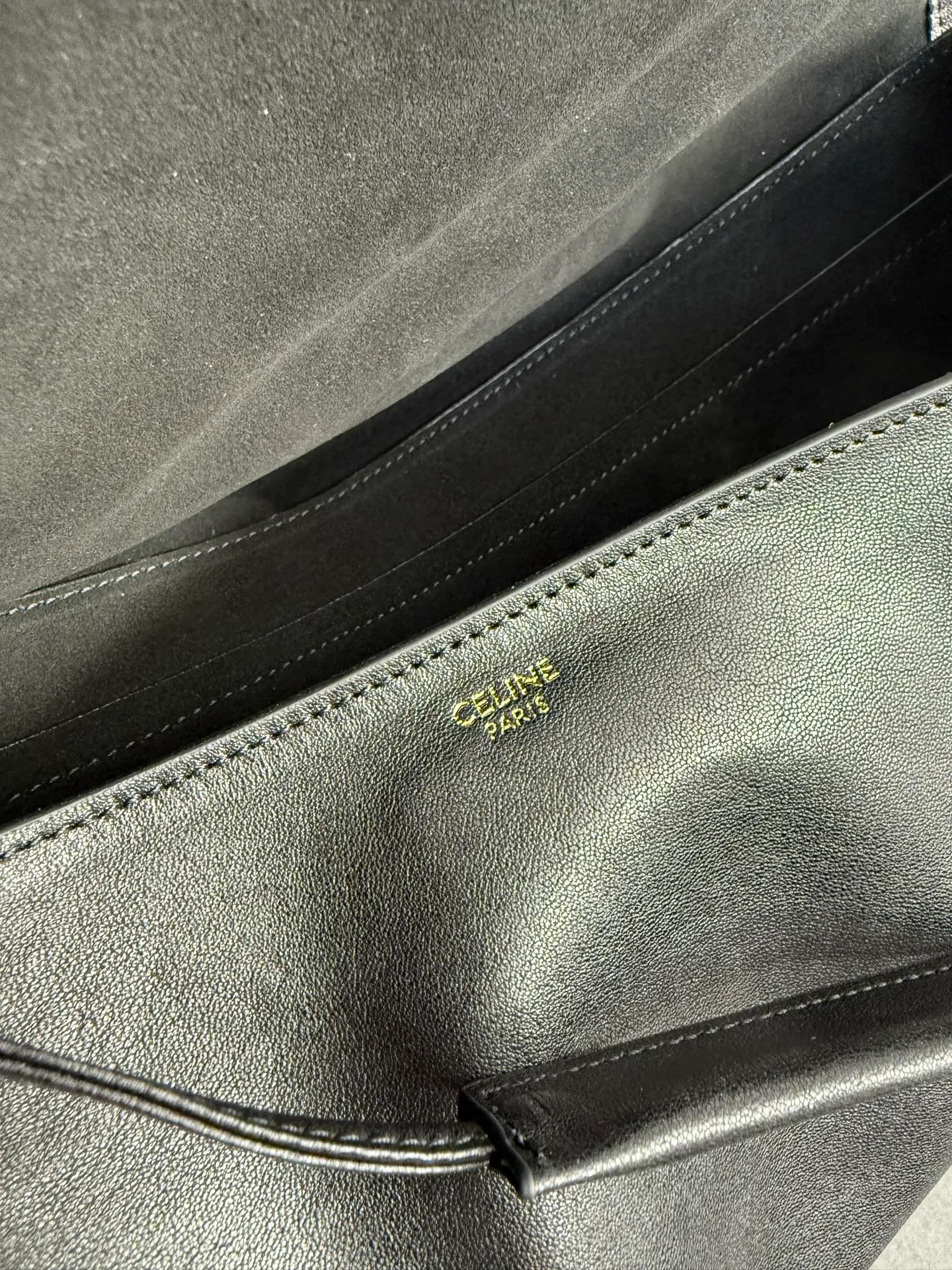 p1800. Soft Triomphe Halfmoon bag is fashionable✨ CELINE 26SPRING half-moon bag~ Fashionable and special-shaped bag. Large capacity can be used under armpit & one shoulder [kiss an R] I like the shiny leather. The material is shiny lambskin. It is quite light and has a minimalist and neat silhouette. It is fashionable in autumn and winter and can be pinched by the handle✨ Size: 46×19×10 Model: 124142
