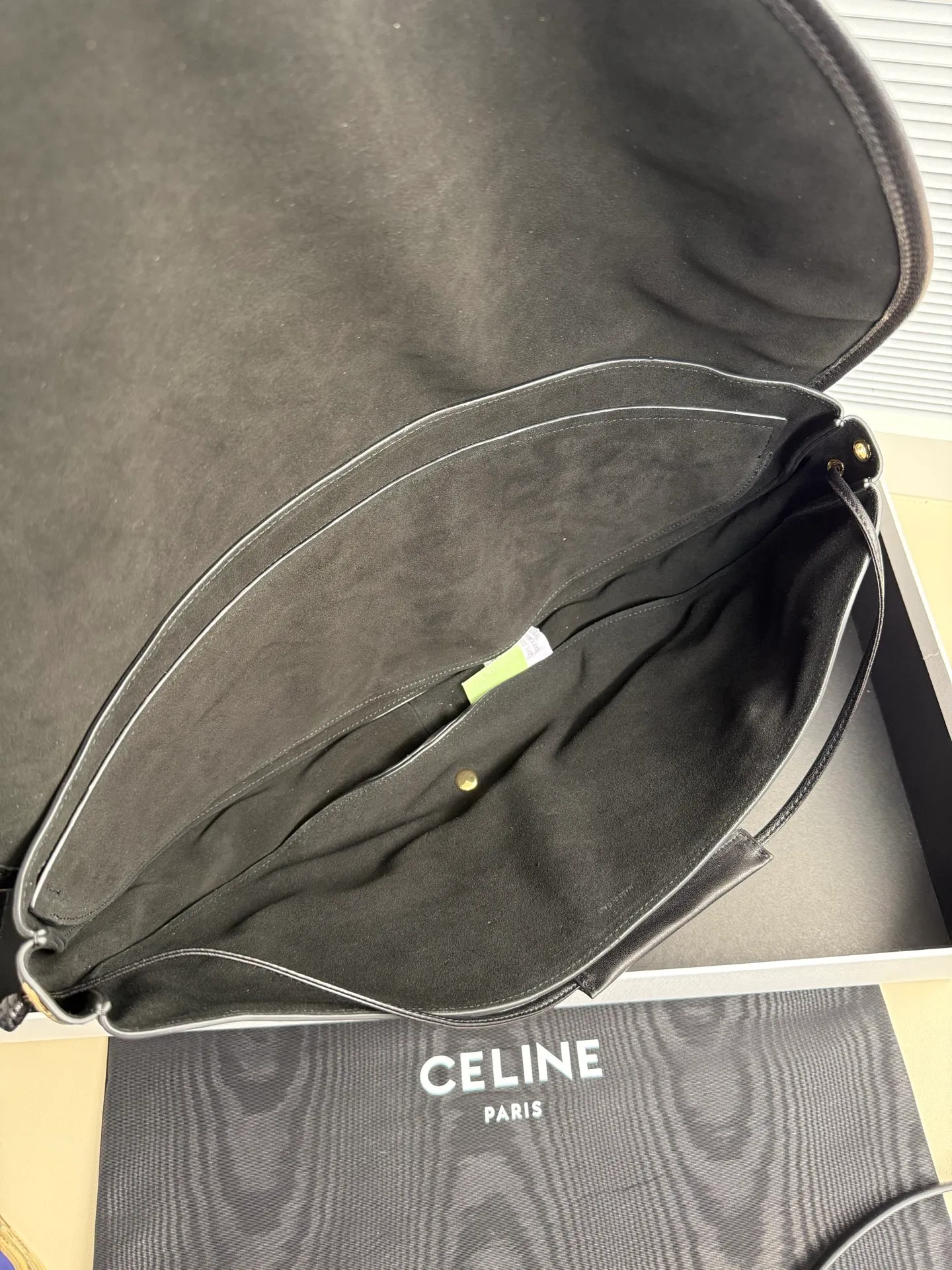 p1800. Soft Triomphe Halfmoon bag is fashionable✨ CELINE 26SPRING half-moon bag~ Fashionable and special-shaped bag. Large capacity can be used under armpit & one shoulder [kiss an R] I like the shiny leather. The material is shiny lambskin. It is quite light and has a minimalist and neat silhouette. It is fashionable in autumn and winter and can be pinched by the handle✨ Size: 46×19×10 Model: 124142