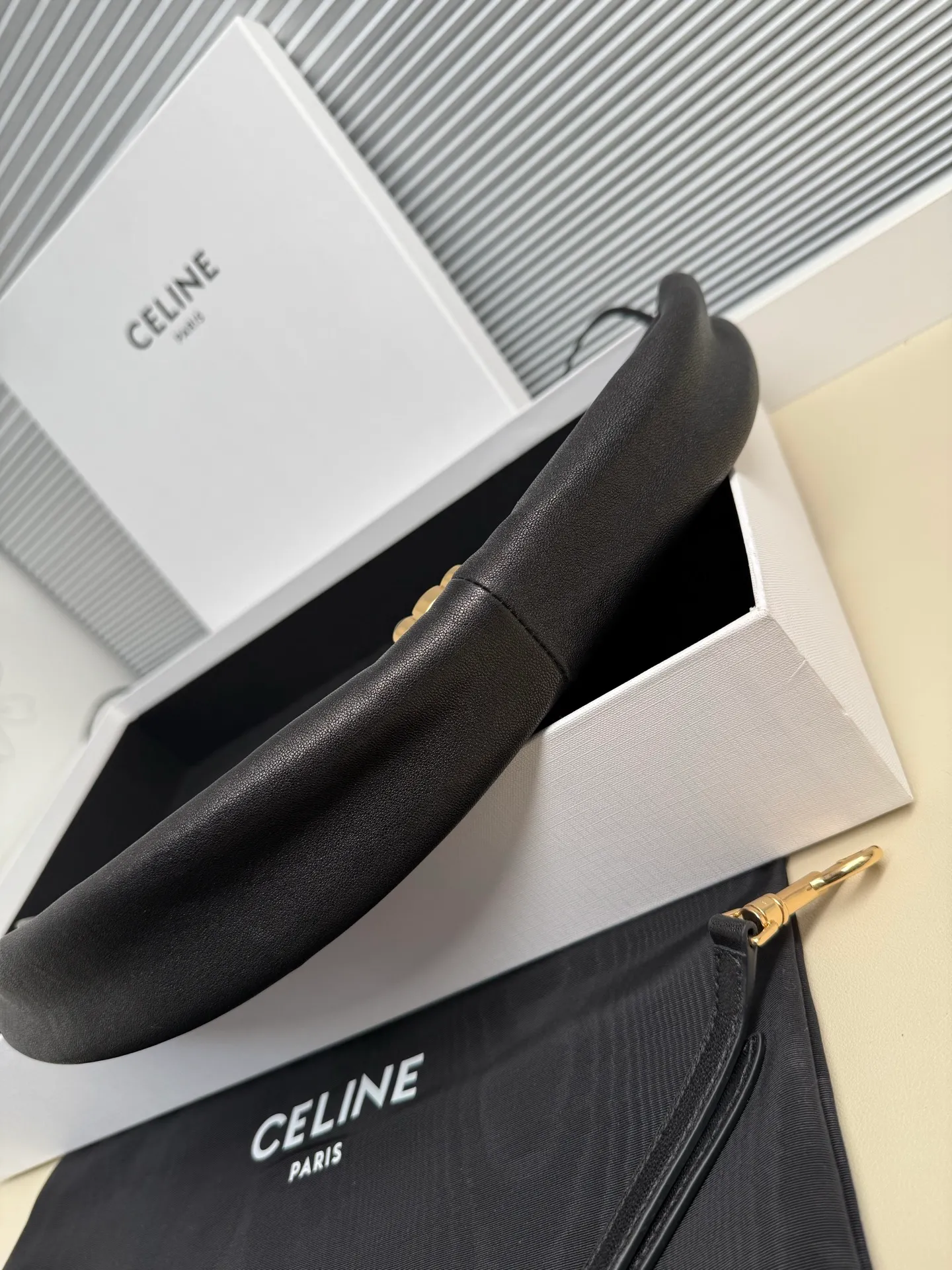p1800. Soft Triomphe Halfmoon bag is fashionable✨ CELINE 26SPRING half-moon bag~ Fashionable and special-shaped bag. Large capacity can be used under armpit & one shoulder [kiss an R] I like the shiny leather. The material is shiny lambskin. It is quite light and has a minimalist and neat silhouette. It is fashionable in autumn and winter and can be pinched by the handle✨ Size: 46×19×10 Model: 124142