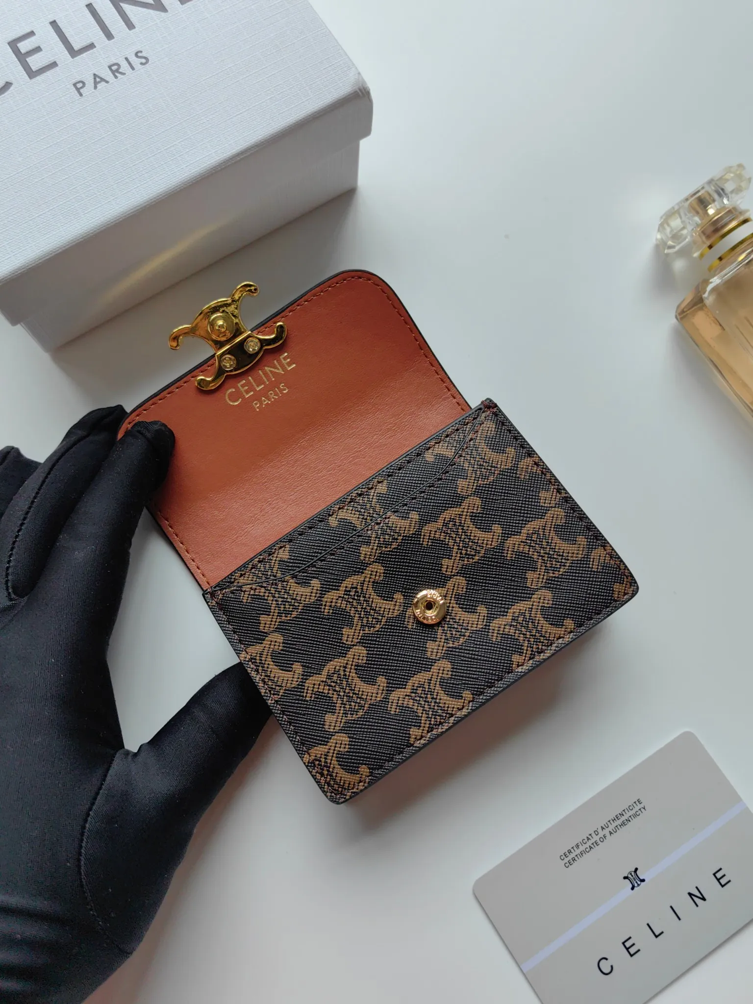 💰130 Celine's new card holder, TRIOMPHE business card holder, classic pattern large surface with plain microfiber interior, gold finish TRIOMPHE metal snap closure, 1 thickened main compartment, 3 inner card slots. No.: 10N063 Size: 10.5x8.5x3 cm