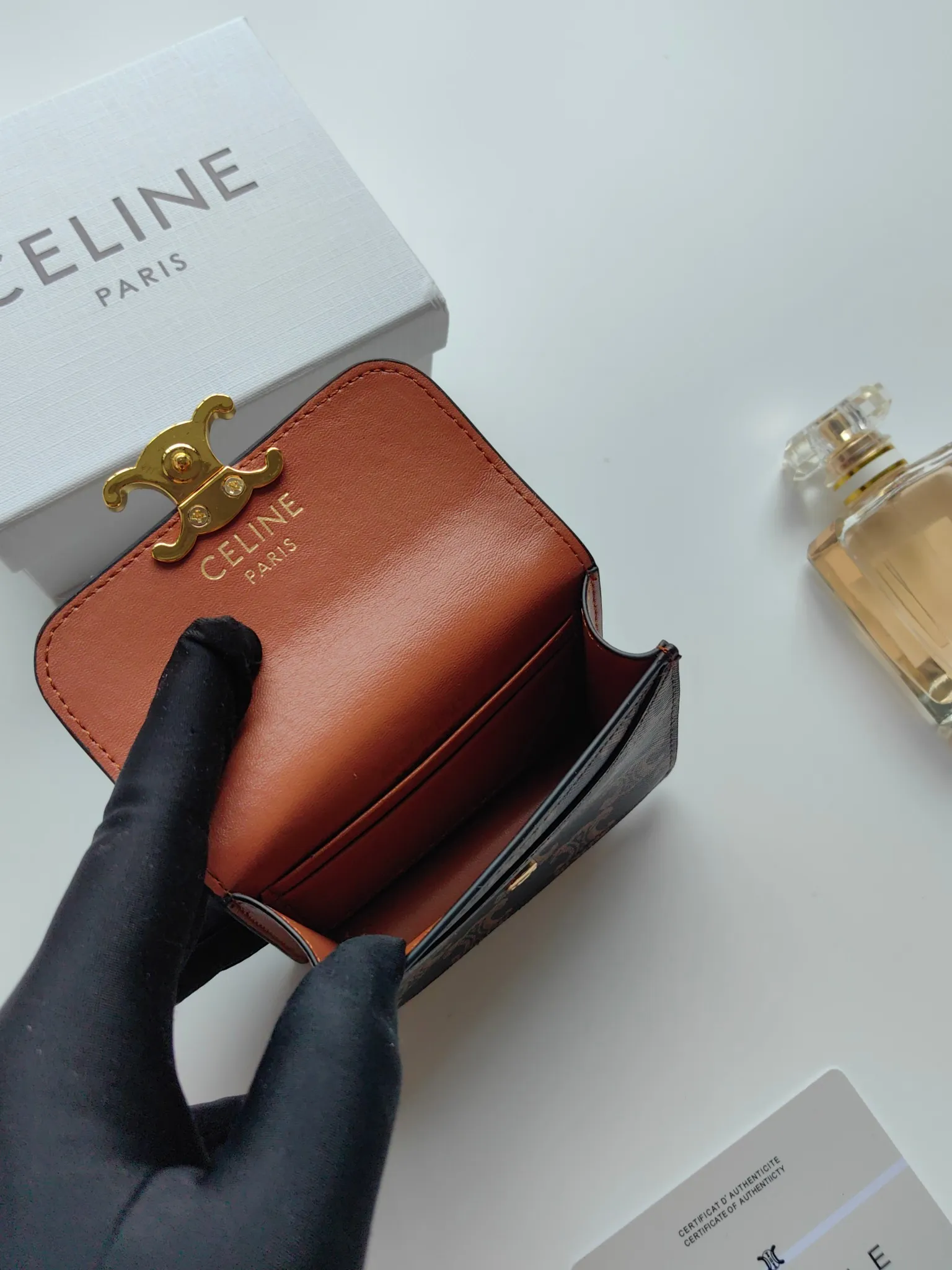 💰130 Celine's new card holder, TRIOMPHE business card holder, classic pattern large surface with plain microfiber interior, gold finish TRIOMPHE metal snap closure, 1 thickened main compartment, 3 inner card slots. No.: 10N063 Size: 10.5x8.5x3 cm