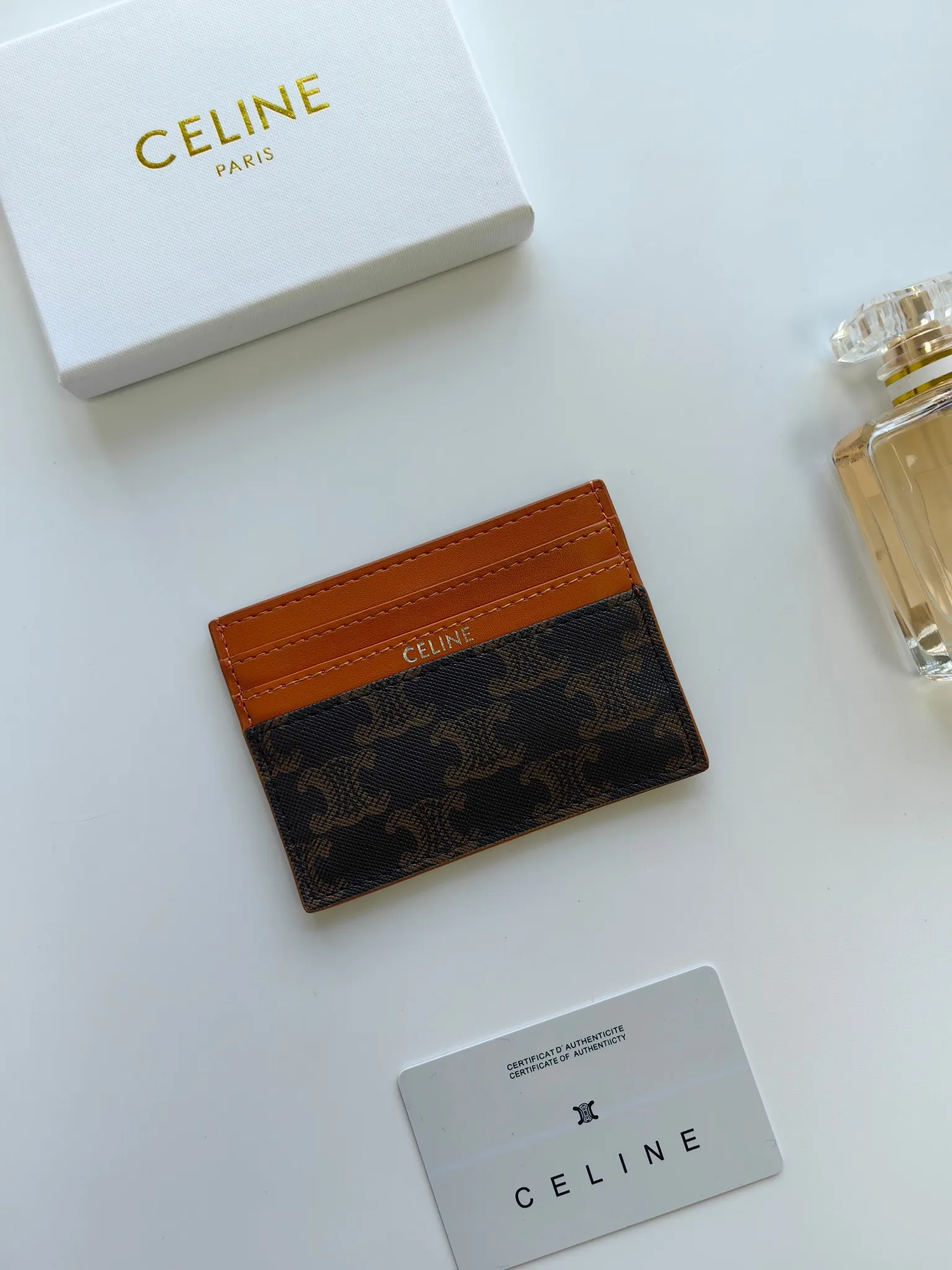 💰90💰CELINE's new embossed logo card holder, made of first-layer cowhide, two card slots + one middle pocket Style number: 10L833 Size: 10.5×7cm
