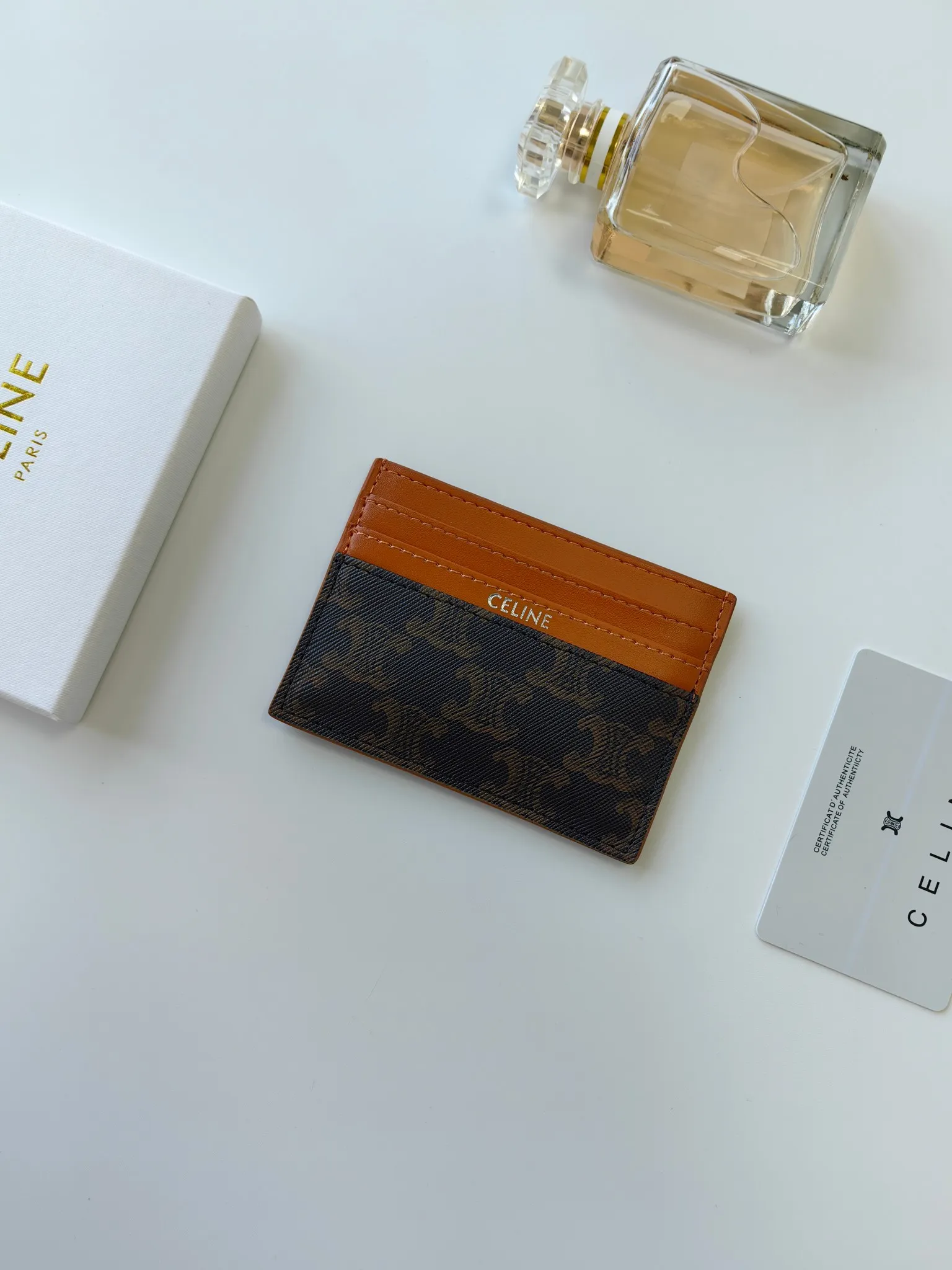 💰90💰CELINE's new embossed logo card holder, made of first-layer cowhide, two card slots + one middle pocket Style number: 10L833 Size: 10.5×7cm
