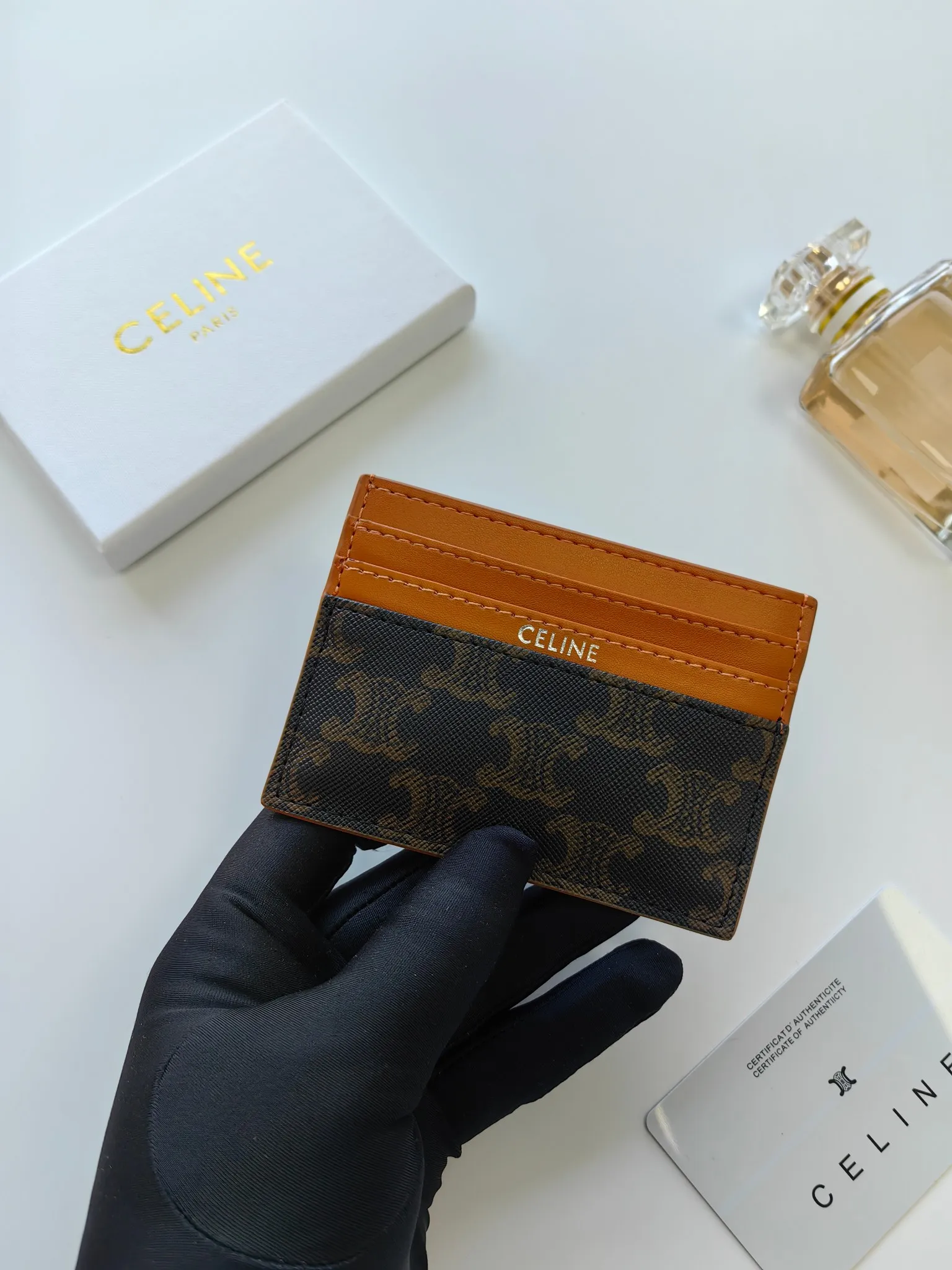 💰90💰CELINE's new embossed logo card holder, made of first-layer cowhide, two card slots + one middle pocket Style number: 10L833 Size: 10.5×7cm