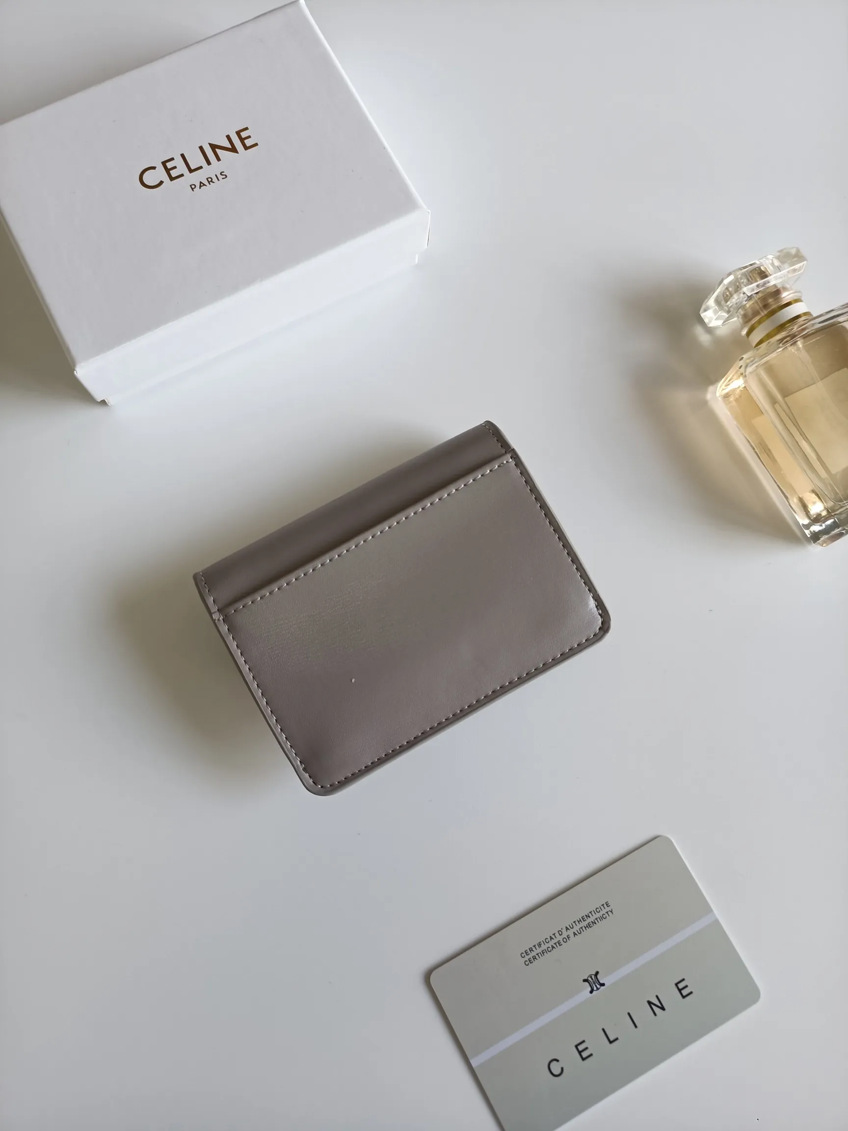 ￥110 CELINE’s latest TRIOMPHE leather flip card holder, gold finish, snap button closure, model number: 101583, size: 10.5*7cm