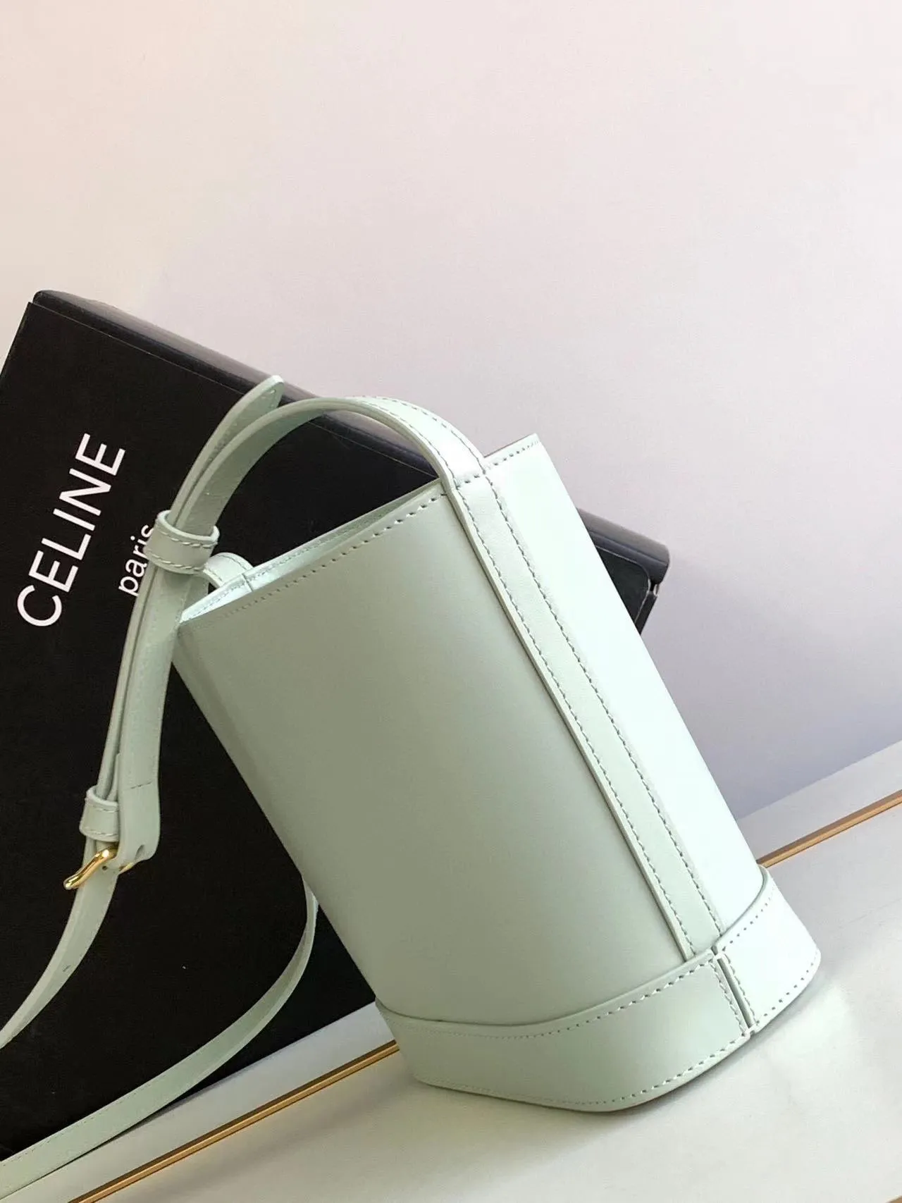 23s new spring and summer products｜CEL1N_E CUIR TRIOMPHE mini smooth cowhide leather bucket bag Recommended items🎁｜Celine’s limited edition mini buckets are cute💕The "little waste bag" series mini buckets are here~so cute, definitely a leader in reducing age👏The capacity is also good, it can hold mobile phones and small items necessary for going out. The upper body is too Q, fashionable and cute, super versatile 👗 Cow leather, lining: cow leather/fabric, can be worn cross-body and shoulder, snap button closure, 1 main compartment, inner card slot Size: 19.5 X 16 X 7 cm Number: 10L433ESM.24LP