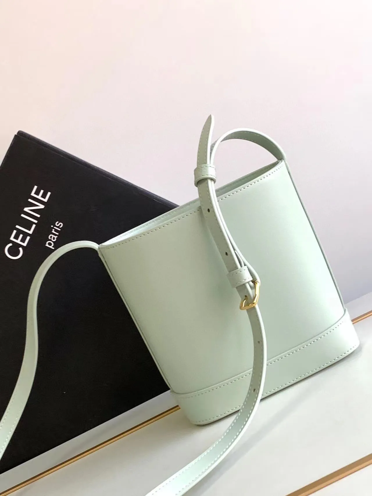 23s new spring and summer products｜CEL1N_E CUIR TRIOMPHE mini smooth cowhide leather bucket bag Recommended items🎁｜Celine’s limited edition mini buckets are cute💕The "little waste bag" series mini buckets are here~so cute, definitely a leader in reducing age👏The capacity is also good, it can hold mobile phones and small items necessary for going out. The upper body is too Q, fashionable and cute, super versatile 👗 Cow leather, lining: cow leather/fabric, can be worn cross-body and shoulder, snap button closure, 1 main compartment, inner card slot Size: 19.5 X 16 X 7 cm Number: 10L433ESM.24LP
