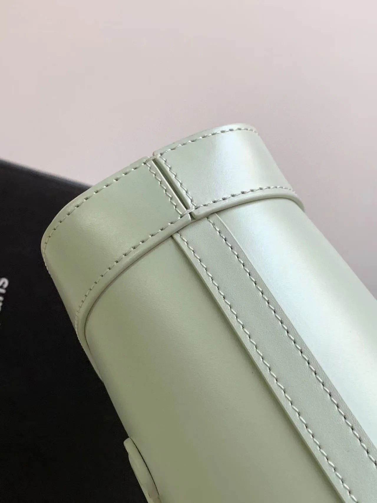 23s new spring and summer products｜CEL1N_E CUIR TRIOMPHE mini smooth cowhide leather bucket bag Recommended items🎁｜Celine’s limited edition mini buckets are cute💕The "little waste bag" series mini buckets are here~so cute, definitely a leader in reducing age👏The capacity is also good, it can hold mobile phones and small items necessary for going out. The upper body is too Q, fashionable and cute, super versatile 👗 Cow leather, lining: cow leather/fabric, can be worn cross-body and shoulder, snap button closure, 1 main compartment, inner card slot Size: 19.5 X 16 X 7 cm Number: 10L433ESM.24LP