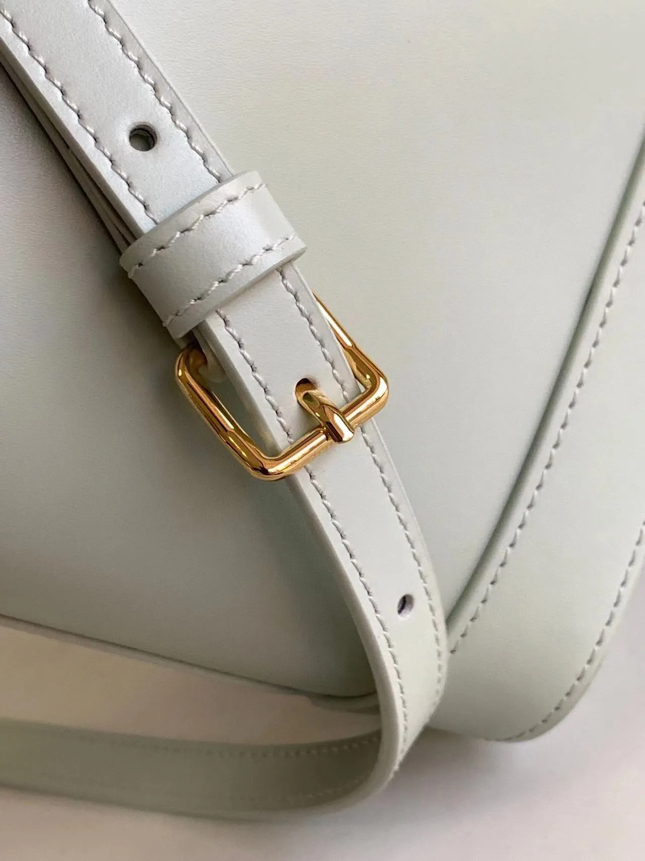 23s new spring and summer products｜CEL1N_E CUIR TRIOMPHE mini smooth cowhide leather bucket bag Recommended items🎁｜Celine’s limited edition mini buckets are cute💕The "little waste bag" series mini buckets are here~so cute, definitely a leader in reducing age👏The capacity is also good, it can hold mobile phones and small items necessary for going out. The upper body is too Q, fashionable and cute, super versatile 👗 Cow leather, lining: cow leather/fabric, can be worn cross-body and shoulder, snap button closure, 1 main compartment, inner card slot Size: 19.5 X 16 X 7 cm Number: 10L433ESM.24LP