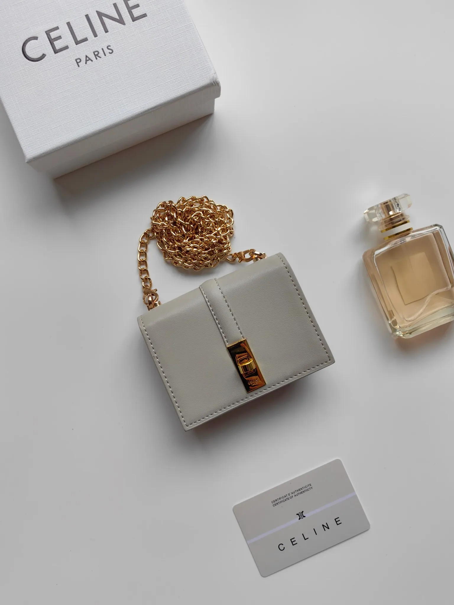 💰140 Celine's latest chain card holder, TRIOMPHE flip chain card holder, can be worn cross-body, classic pattern with plain microfiber interior, rotating lock closure, 1 thickened main compartment, 2 inner card slots. No.: 10M472 Size: 10.5x8.5x3 cm