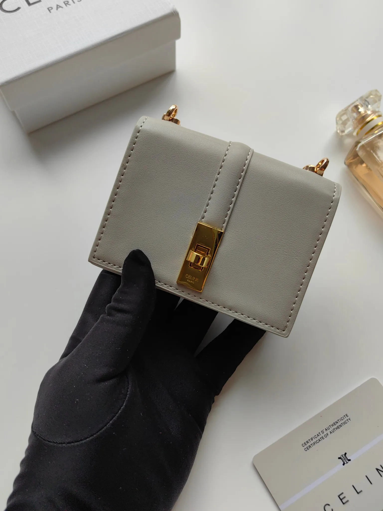 💰140 Celine's latest chain card holder, TRIOMPHE flip chain card holder, can be worn cross-body, classic pattern with plain microfiber interior, rotating lock closure, 1 thickened main compartment, 2 inner card slots. No.: 10M472 Size: 10.5x8.5x3 cm