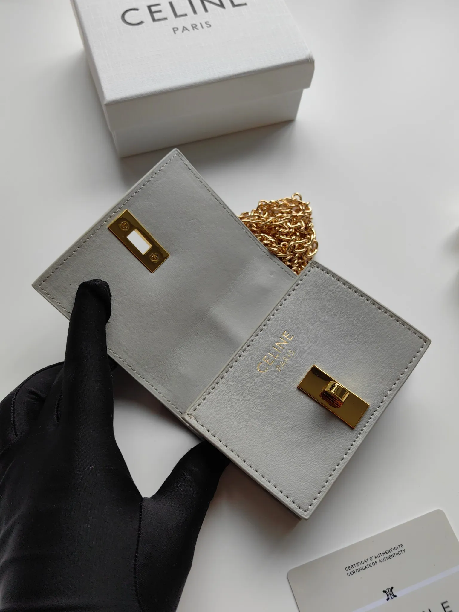 💰140 Celine's latest chain card holder, TRIOMPHE flip chain card holder, can be worn cross-body, classic pattern with plain microfiber interior, rotating lock closure, 1 thickened main compartment, 2 inner card slots. No.: 10M472 Size: 10.5x8.5x3 cm