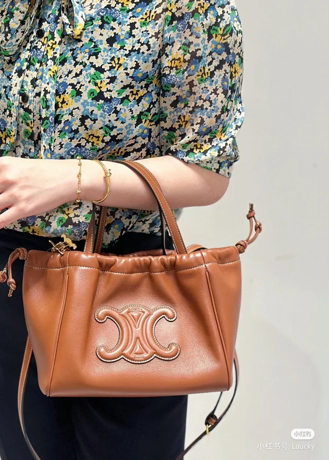 Soft smooth calfskin, the drawstring design is textured and a little playful~~