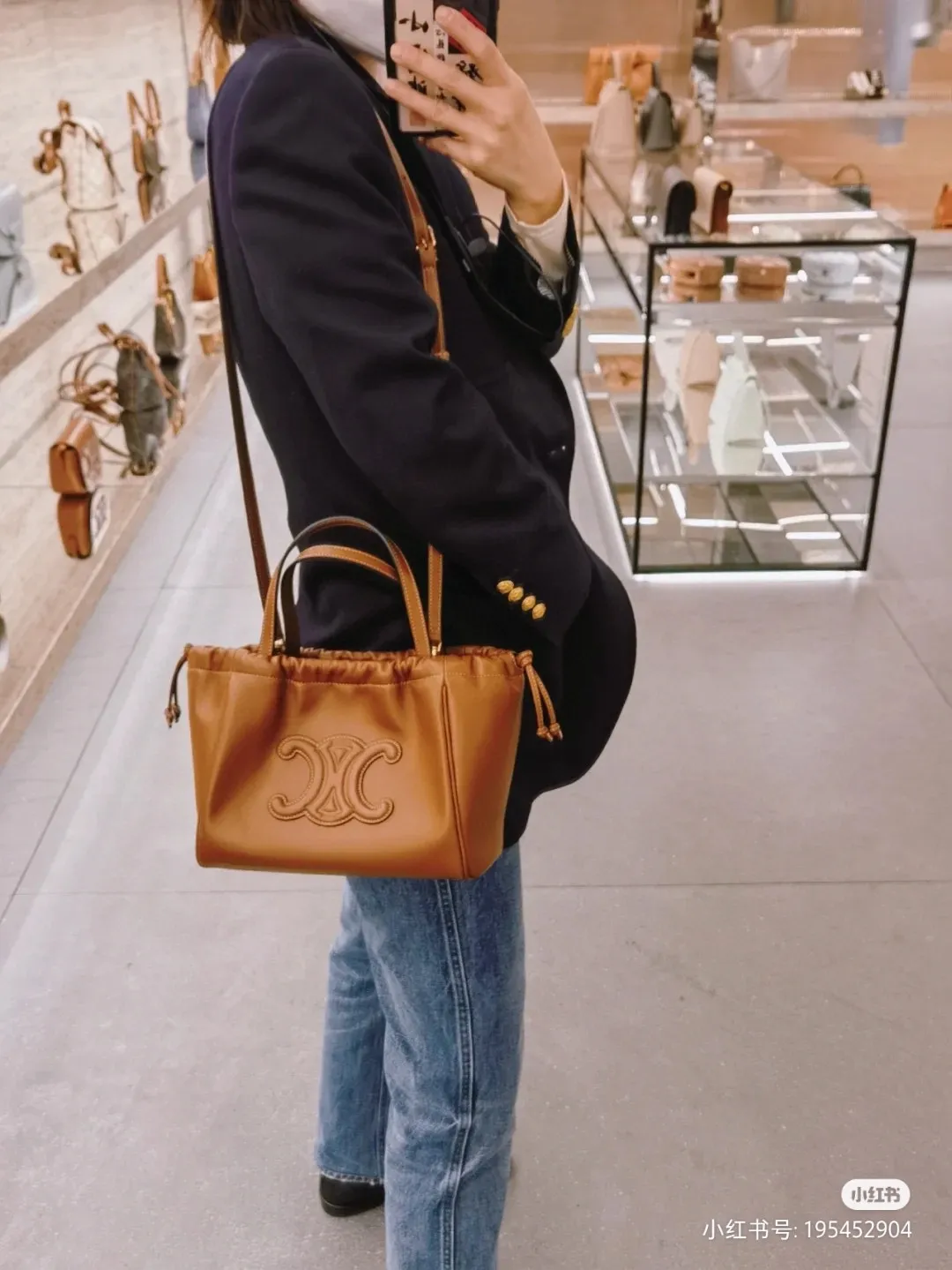 Soft smooth calfskin, the drawstring design is textured and a little playful~~