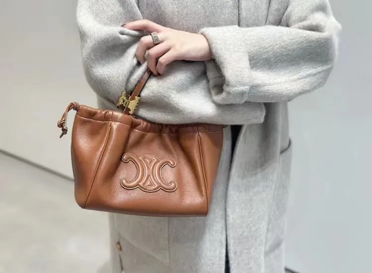Soft smooth calfskin, the drawstring design is textured and a little playful~~