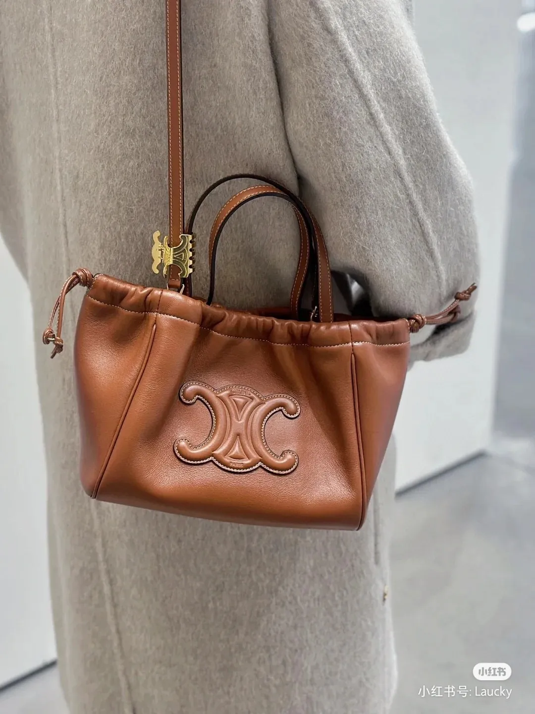 Soft smooth calfskin, the drawstring design is textured and a little playful~~