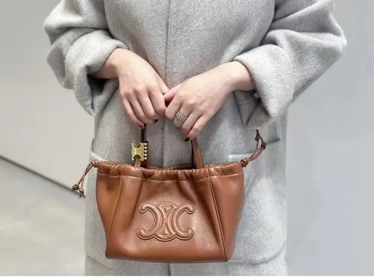 Soft smooth calfskin, the drawstring design is textured and a little playful~~