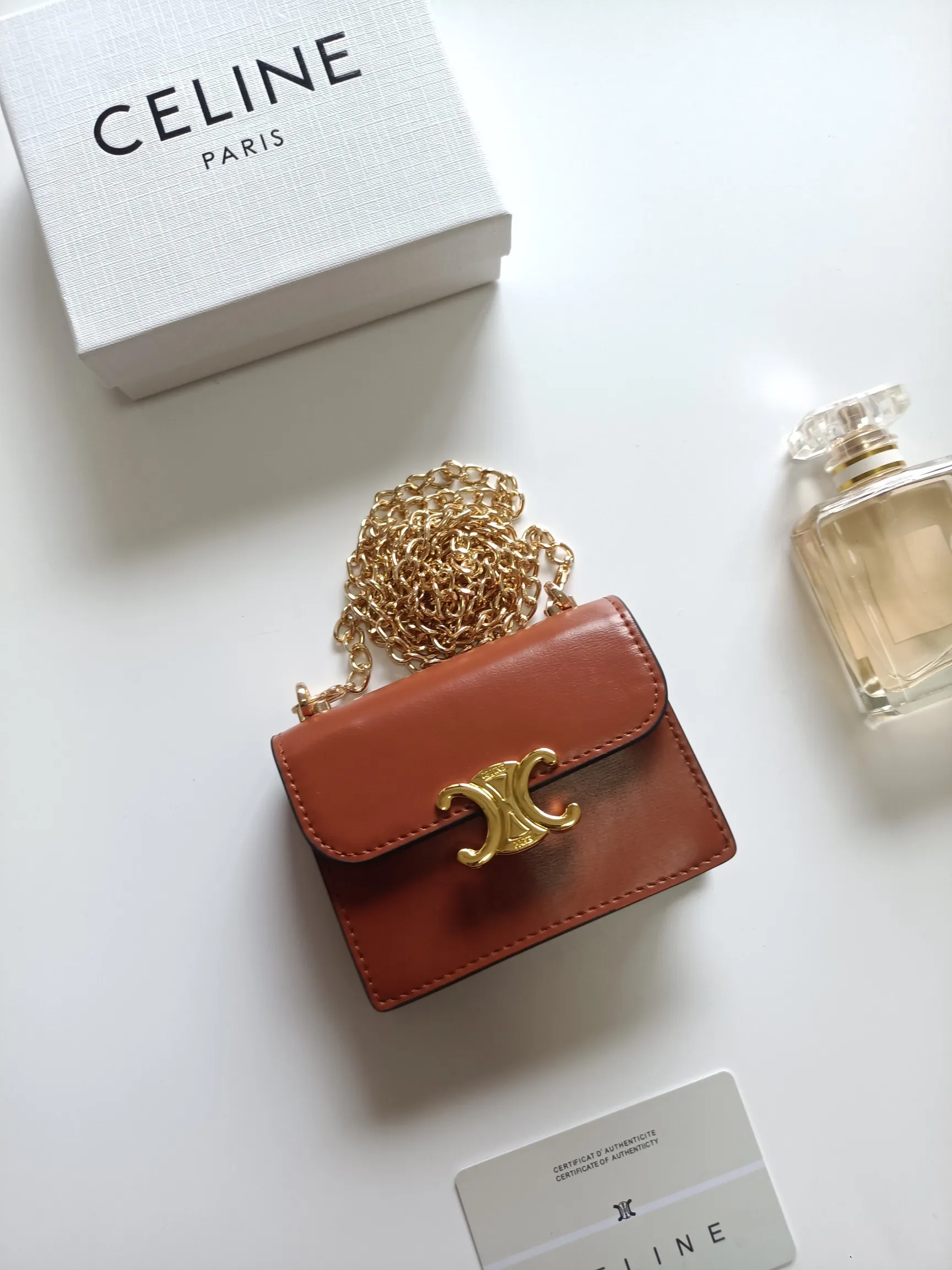 💰160 Celine's new chain TRIOMPHE business card bag, which can be worn cross-body, has a classic pattern with plain microfiber on the inside, gold-finished TRIOMPHE metal snap closure, 1 thickened main compartment, and 3 inner card slots. No.: 10N062 Size: 10.5x8.5x3 cm