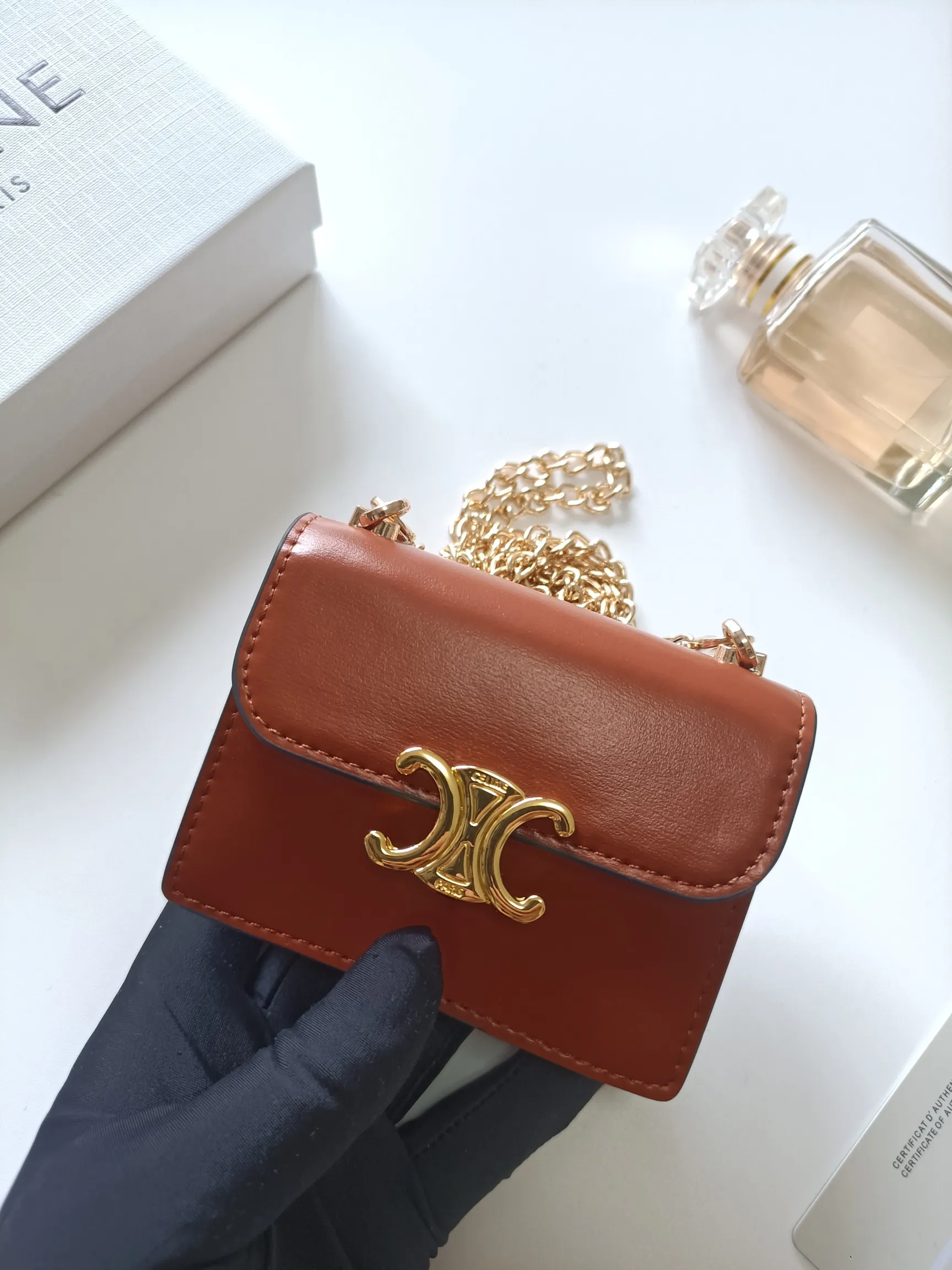 💰160 Celine's new chain TRIOMPHE business card bag, which can be worn cross-body, has a classic pattern with plain microfiber on the inside, gold-finished TRIOMPHE metal snap closure, 1 thickened main compartment, and 3 inner card slots. No.: 10N062 Size: 10.5x8.5x3 cm