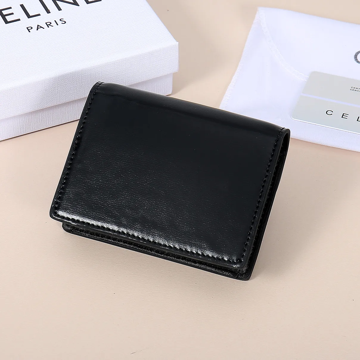 💰130, Celine's new card holder, TRIOMPHE business card holder, large cowhide with plain microfiber interior, gold finish TRIOMPHE metal snap closure, 1 thickened main compartment, 3 inner card slots. No.: 10N063 Size: 10.5x8.5x3 cm