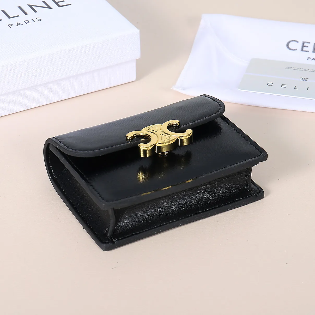 💰130, Celine's new card holder, TRIOMPHE business card holder, large cowhide with plain microfiber interior, gold finish TRIOMPHE metal snap closure, 1 thickened main compartment, 3 inner card slots. No.: 10N063 Size: 10.5x8.5x3 cm