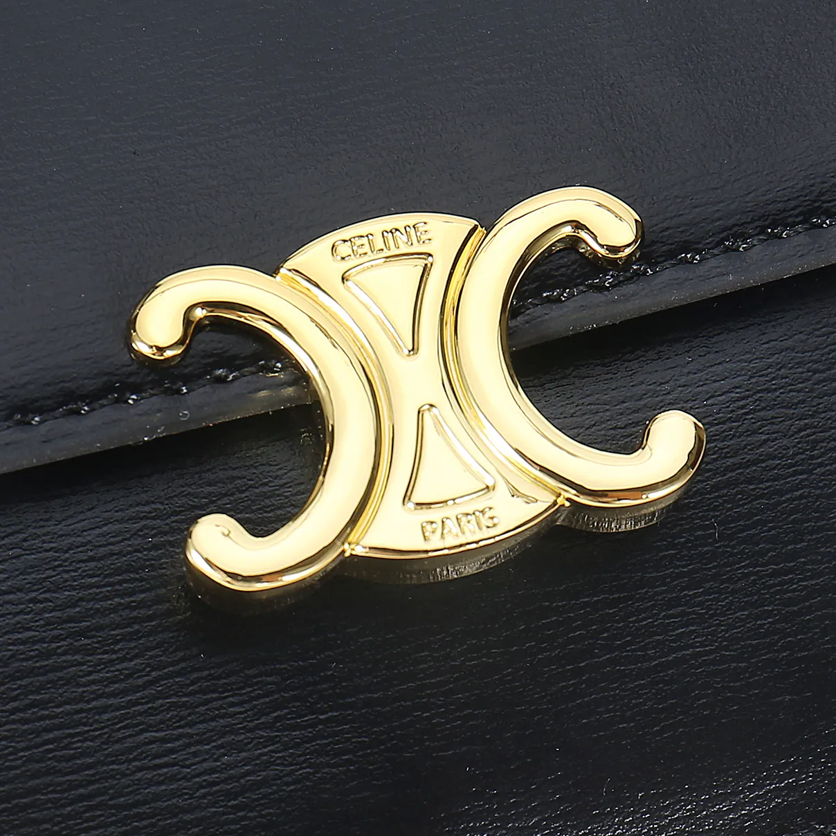 💰130, Celine's new card holder, TRIOMPHE business card holder, large cowhide with plain microfiber interior, gold finish TRIOMPHE metal snap closure, 1 thickened main compartment, 3 inner card slots. No.: 10N063 Size: 10.5x8.5x3 cm
