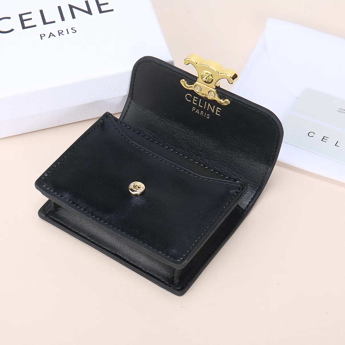 💰130, Celine's new card holder, TRIOMPHE business card holder, large cowhide with plain microfiber interior, gold finish TRIOMPHE metal snap closure, 1 thickened main compartment, 3 inner card slots. No.: 10N063 Size: 10.5x8.5x3 cm