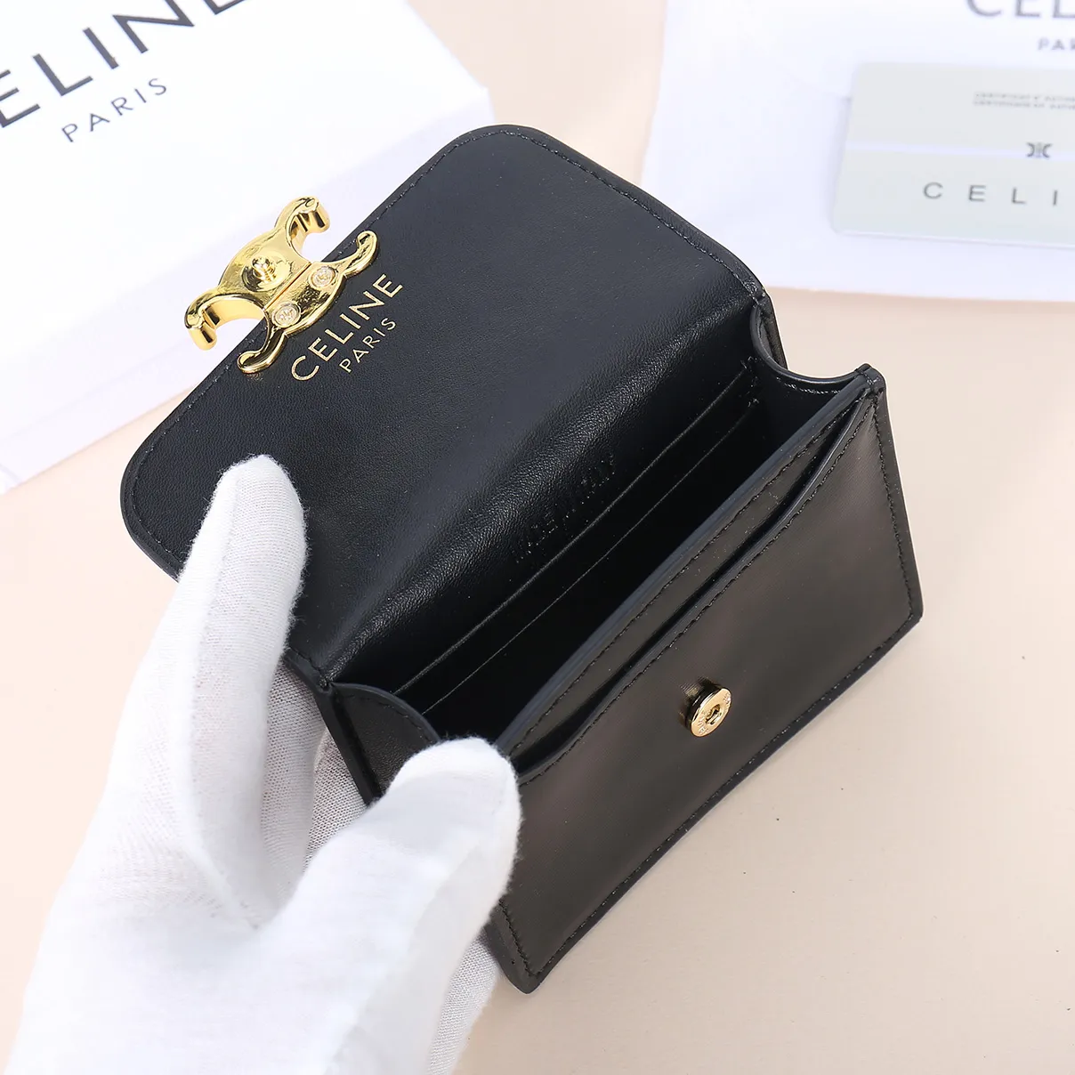 💰130, Celine's new card holder, TRIOMPHE business card holder, large cowhide with plain microfiber interior, gold finish TRIOMPHE metal snap closure, 1 thickened main compartment, 3 inner card slots. No.: 10N063 Size: 10.5x8.5x3 cm