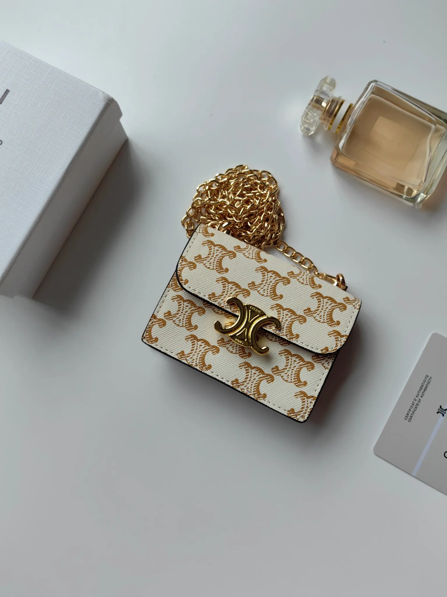 💰140 Celine's new chain TRIOMPHE business card bag, which can be worn cross-body, has a classic pattern with plain microfiber on the inside, gold-finished TRIOMPHE metal snap closure, 1 thickened main compartment, and 3 inner card slots. No.: 10N062 Size: 10.5x8.5x3 cm