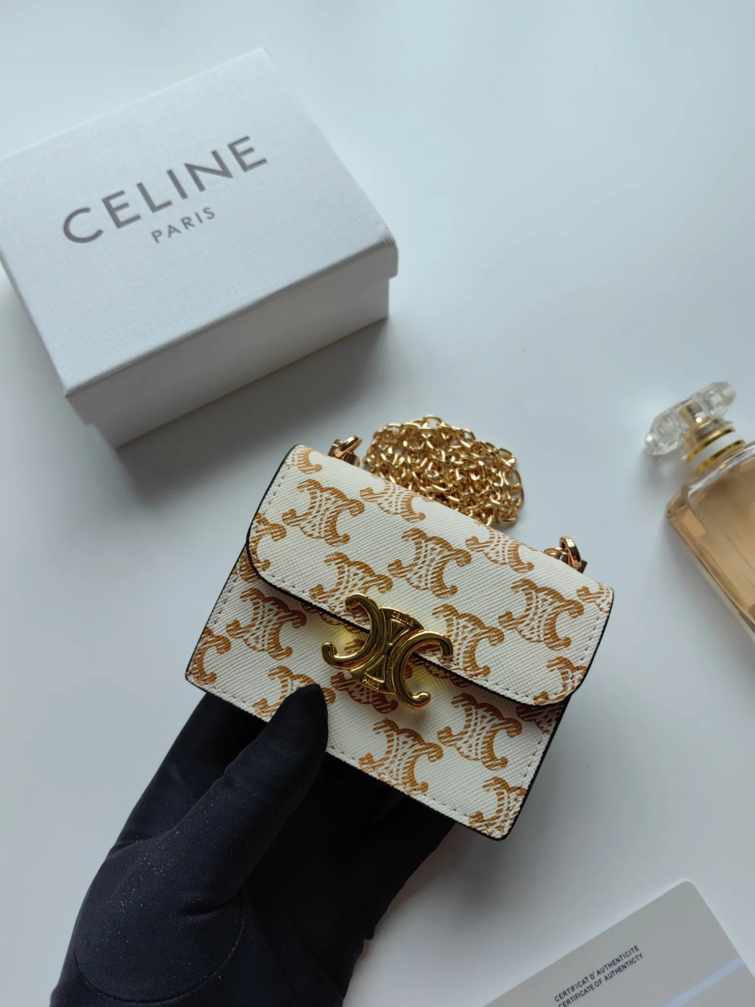 💰140 Celine's new chain TRIOMPHE business card bag, which can be worn cross-body, has a classic pattern with plain microfiber on the inside, gold-finished TRIOMPHE metal snap closure, 1 thickened main compartment, and 3 inner card slots. No.: 10N062 Size: 10.5x8.5x3 cm