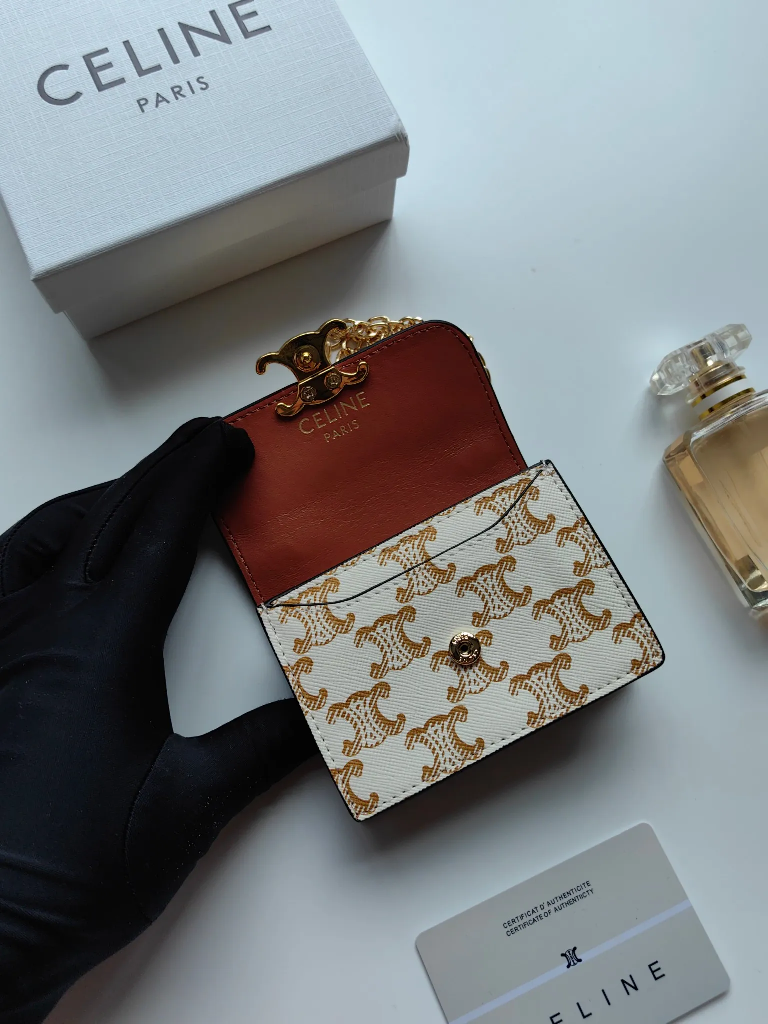 💰140 Celine's new chain TRIOMPHE business card bag, which can be worn cross-body, has a classic pattern with plain microfiber on the inside, gold-finished TRIOMPHE metal snap closure, 1 thickened main compartment, and 3 inner card slots. No.: 10N062 Size: 10.5x8.5x3 cm