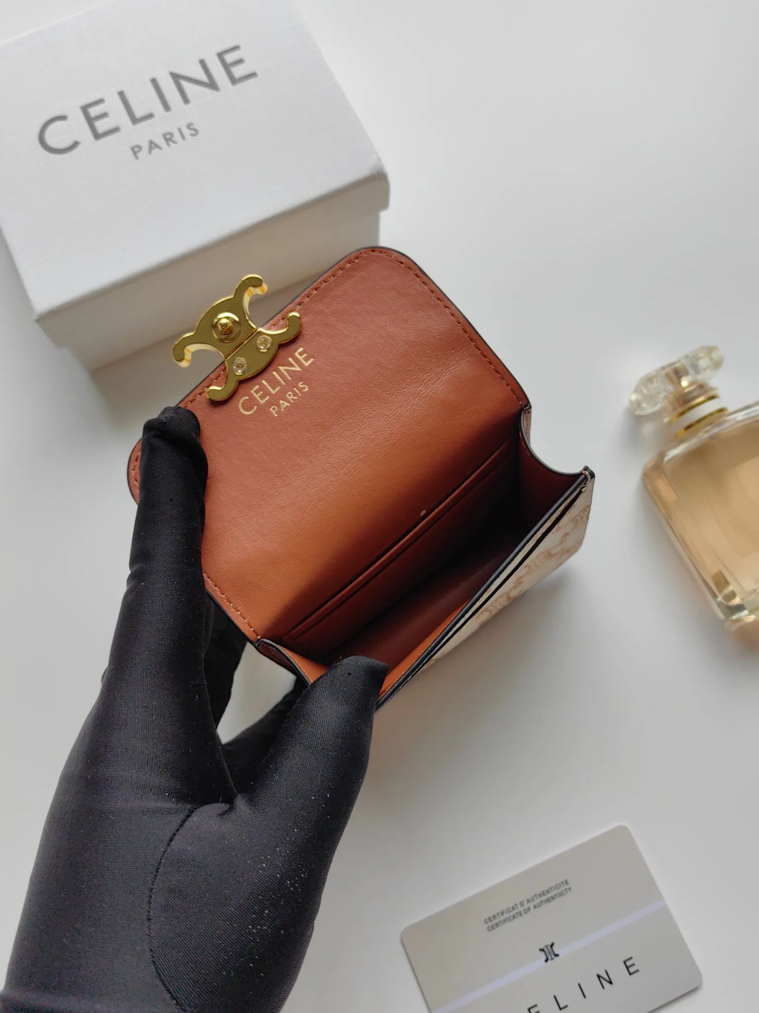 💰140 Celine's new chain TRIOMPHE business card bag, which can be worn cross-body, has a classic pattern with plain microfiber on the inside, gold-finished TRIOMPHE metal snap closure, 1 thickened main compartment, and 3 inner card slots. No.: 10N062 Size: 10.5x8.5x3 cm