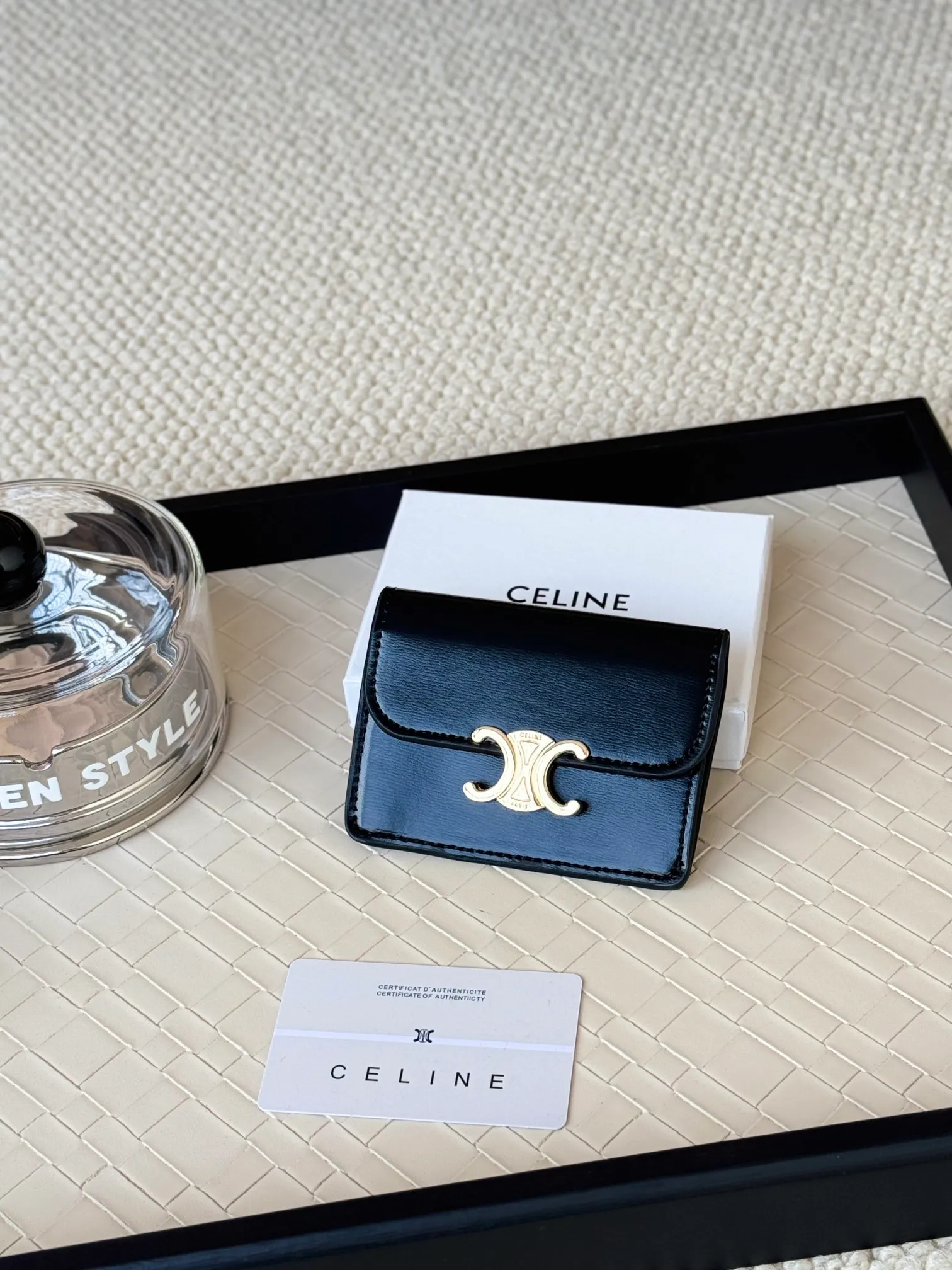 💰130 Celine's new card holder is online, ce's new classic card holder, with cow leather interior and triomphe snap closure, with 4 card slots inside and 1 outside card slot. It is easy to carry when going out, looks and wear-resistant, and is super light weight! Style number: 10L583 Size: 10.5x7x1cm