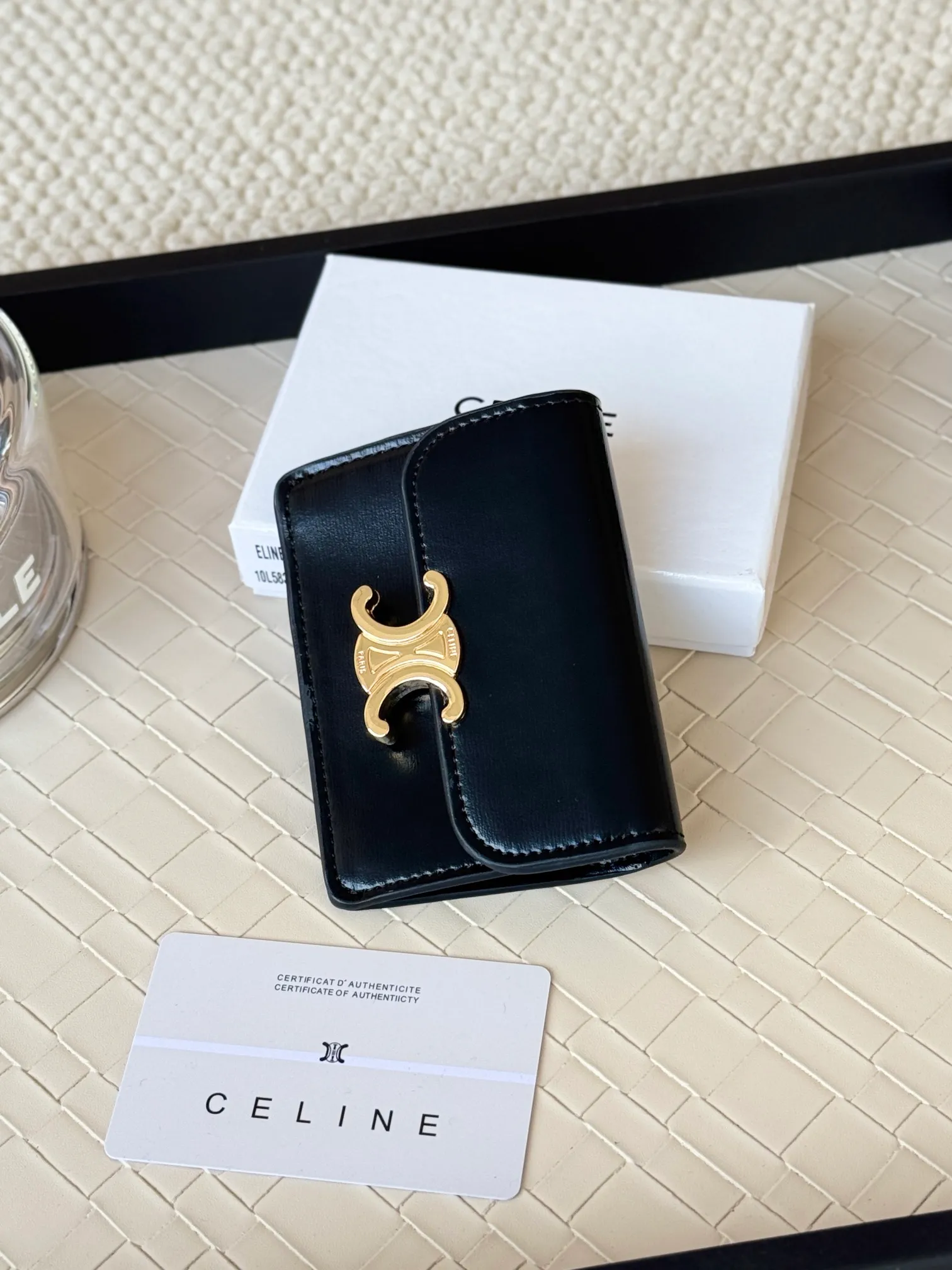 💰130 Celine's new card holder is online, ce's new classic card holder, with cow leather interior and triomphe snap closure, with 4 card slots inside and 1 outside card slot. It is easy to carry when going out, looks and wear-resistant, and is super light weight! Style number: 10L583 Size: 10.5x7x1cm
