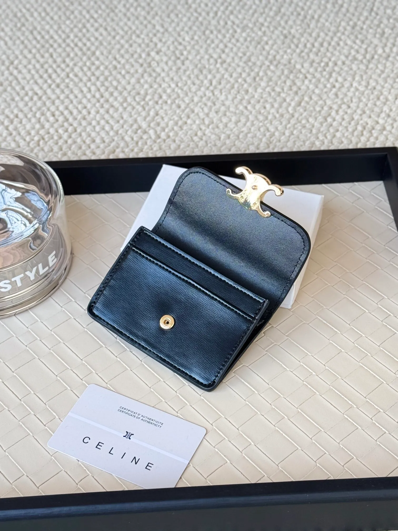 💰130 Celine's new card holder is online, ce's new classic card holder, with cow leather interior and triomphe snap closure, with 4 card slots inside and 1 outside card slot. It is easy to carry when going out, looks and wear-resistant, and is super light weight! Style number: 10L583 Size: 10.5x7x1cm