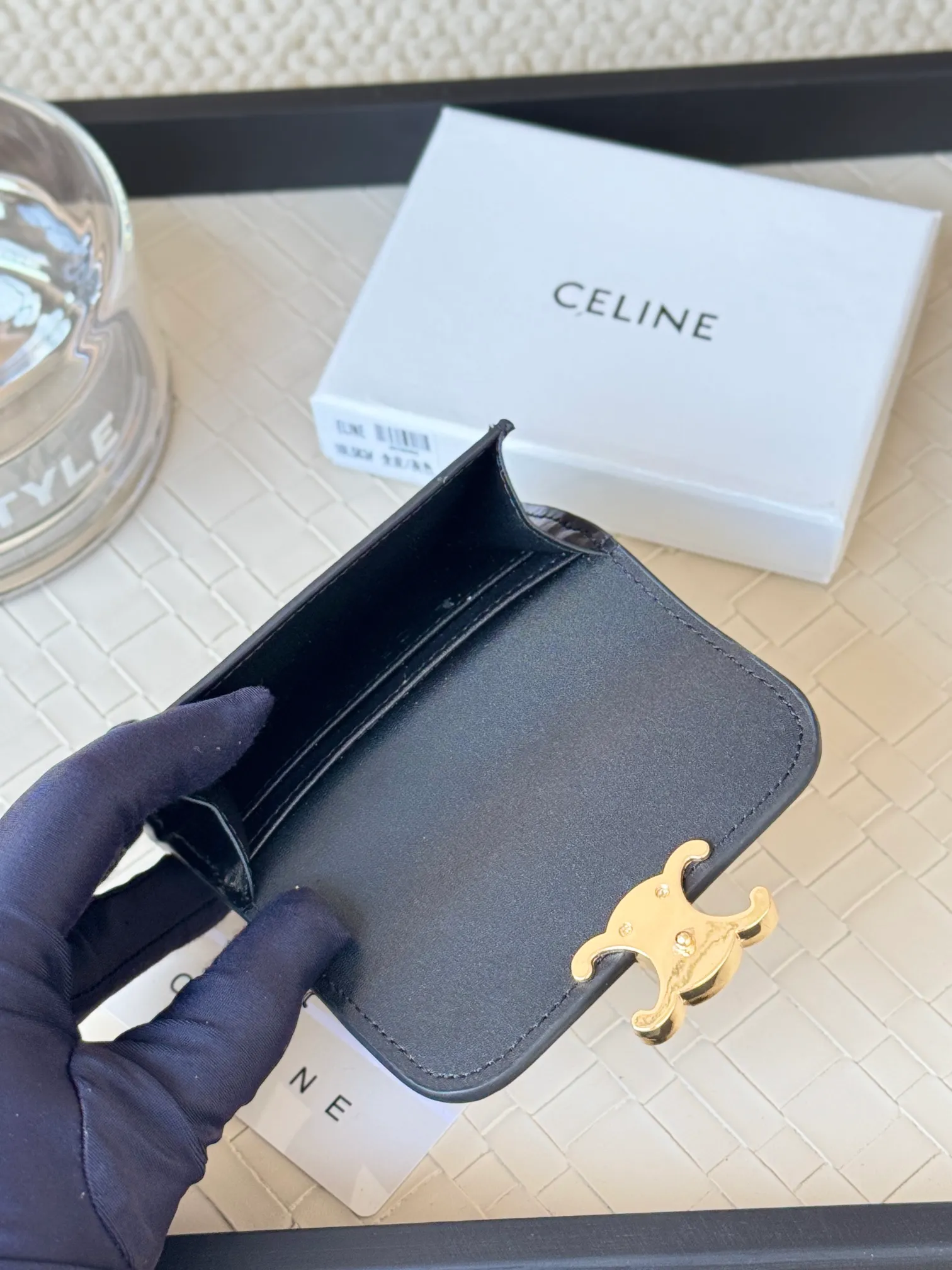 💰130 Celine's new card holder is online, ce's new classic card holder, with cow leather interior and triomphe snap closure, with 4 card slots inside and 1 outside card slot. It is easy to carry when going out, looks and wear-resistant, and is super light weight! Style number: 10L583 Size: 10.5x7x1cm