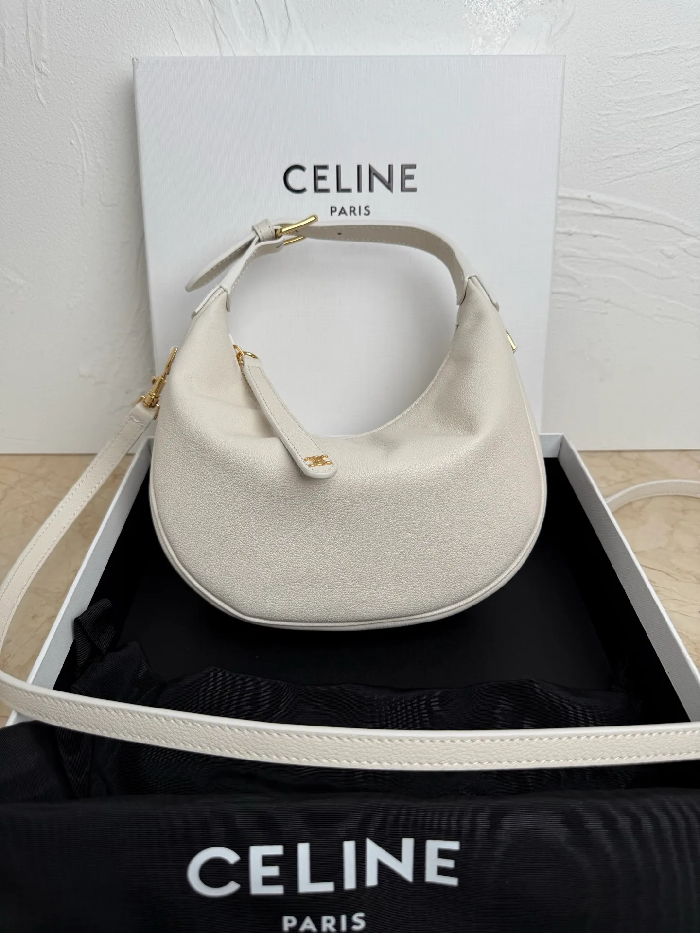p1460 new product online 🅰️🅰️ CE new LuLu bag This time CE’s new LuLu bag is really stunning. I was struck by this crescent bag at first glance. It has a sense of high-end. The body of the bag is made of soft calfskin and feels like rua clouds. The hardware is all old and retro style. When paired with it, the temperament takes off. The most amazing thing is this bag shape! It can be salty, sweet, commuting, dating, cross-body, or one-shoulder. They are all very beautiful, and the capacity is completely sufficient for daily use. Paired with a coat, it looks like a lady, and paired with a sweater, it is very casual and casual. It is really versatile! ♻️ Style number: 119599 Color: White Size: 22x15x5cm
