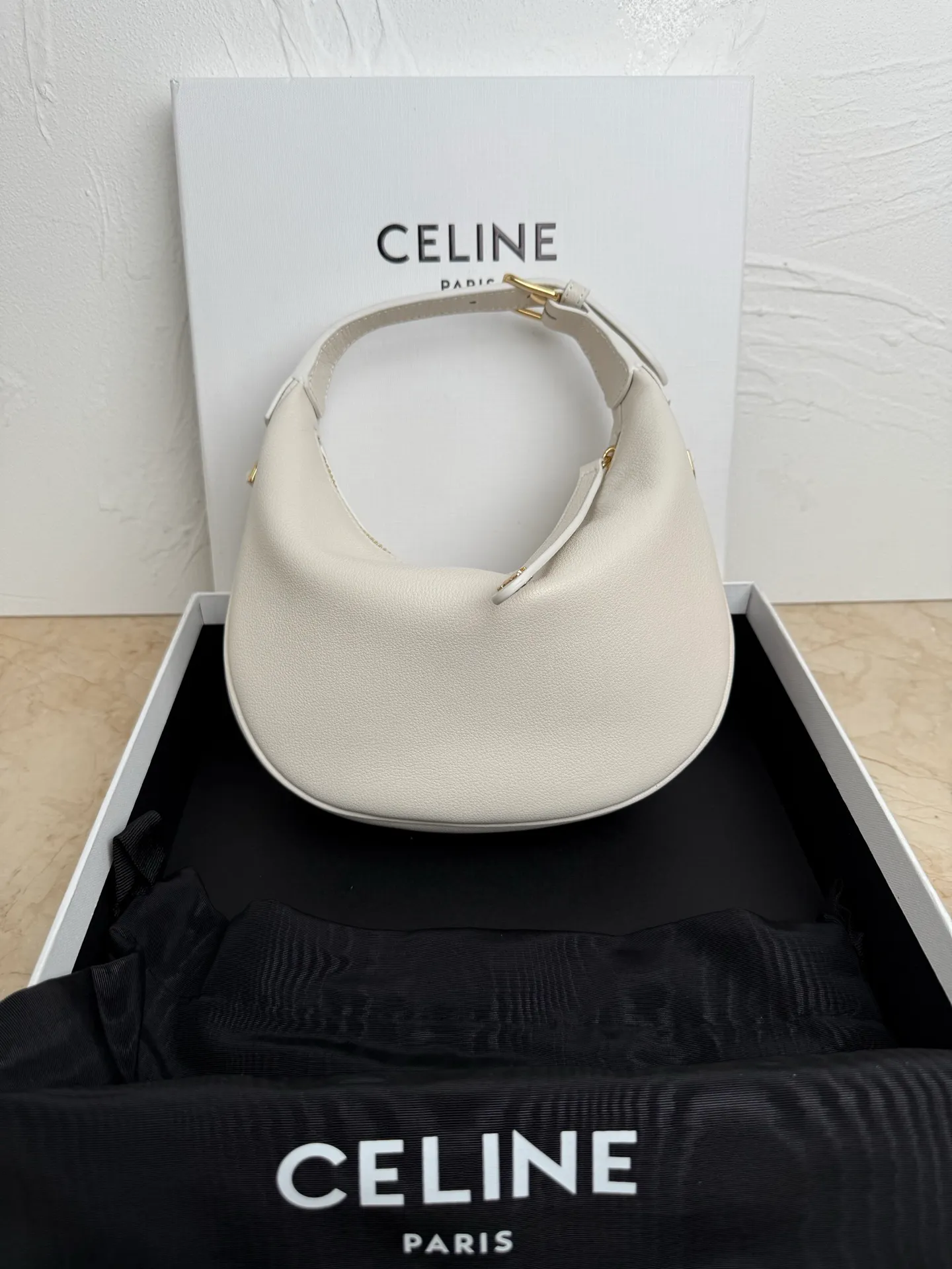 p1460 new product online 🅰️🅰️ CE new LuLu bag This time CE’s new LuLu bag is really stunning. I was struck by this crescent bag at first glance. It has a sense of high-end. The body of the bag is made of soft calfskin and feels like rua clouds. The hardware is all old and retro style. When paired with it, the temperament takes off. The most amazing thing is this bag shape! It can be salty, sweet, commuting, dating, cross-body, or one-shoulder. They are all very beautiful, and the capacity is completely sufficient for daily use. Paired with a coat, it looks like a lady, and paired with a sweater, it is very casual and casual. It is really versatile! ♻️ Style number: 119599 Color: White Size: 22x15x5cm