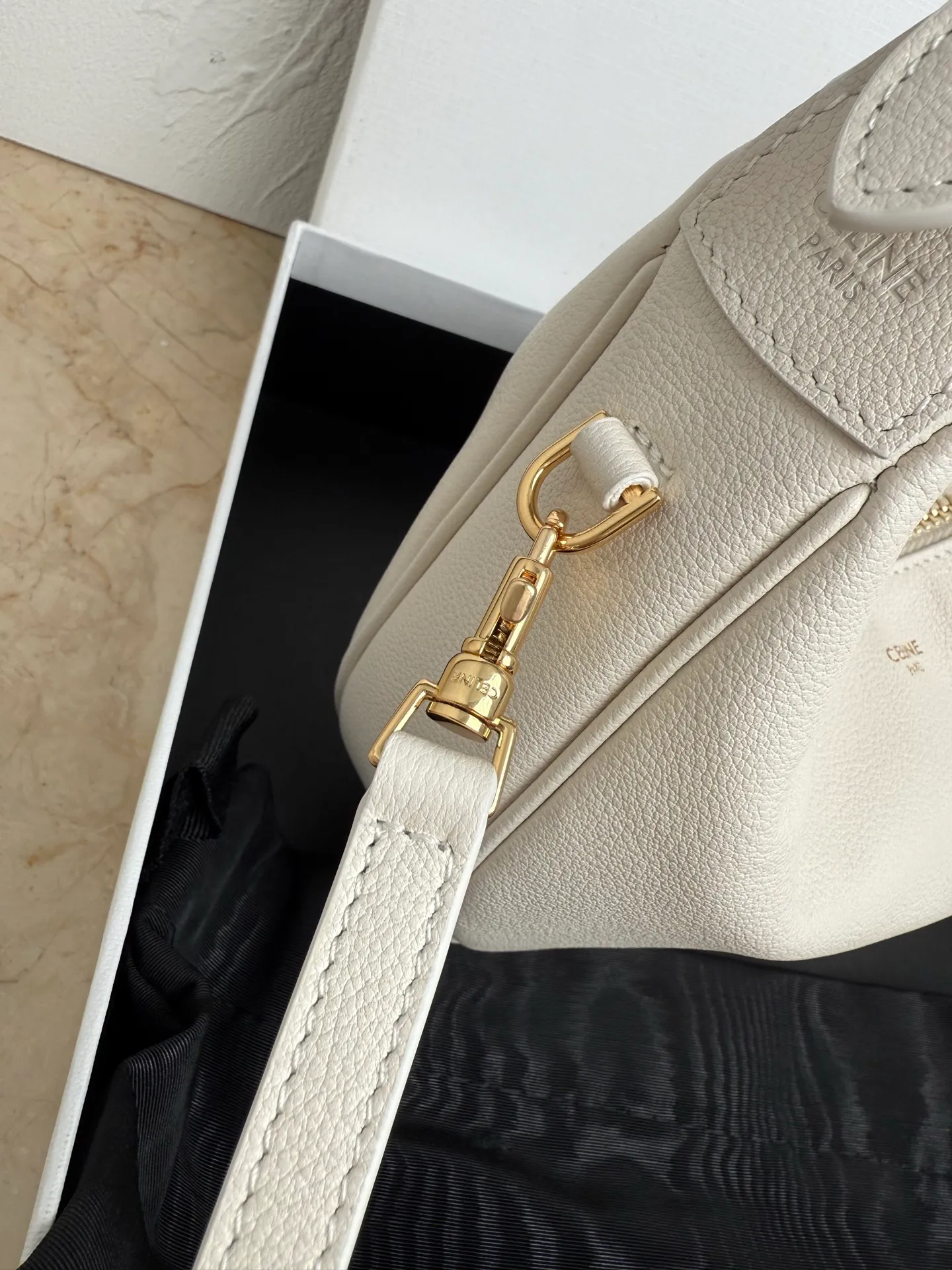 p1460 new product online 🅰️🅰️ CE new LuLu bag This time CE’s new LuLu bag is really stunning. I was struck by this crescent bag at first glance. It has a sense of high-end. The body of the bag is made of soft calfskin and feels like rua clouds. The hardware is all old and retro style. When paired with it, the temperament takes off. The most amazing thing is this bag shape! It can be salty, sweet, commuting, dating, cross-body, or one-shoulder. They are all very beautiful, and the capacity is completely sufficient for daily use. Paired with a coat, it looks like a lady, and paired with a sweater, it is very casual and casual. It is really versatile! ♻️ Style number: 119599 Color: White Size: 22x15x5cm