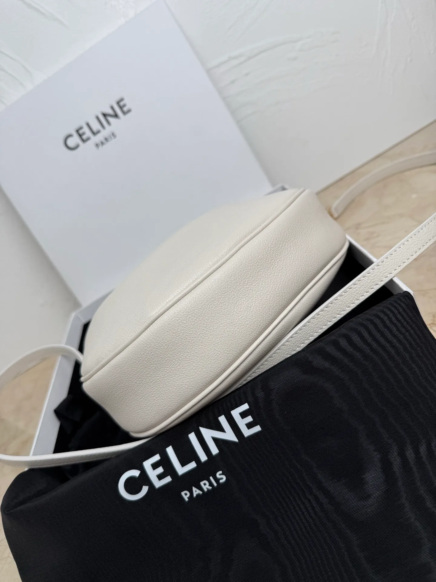 p1460 new product online 🅰️🅰️ CE new LuLu bag This time CE’s new LuLu bag is really stunning. I was struck by this crescent bag at first glance. It has a sense of high-end. The body of the bag is made of soft calfskin and feels like rua clouds. The hardware is all old and retro style. When paired with it, the temperament takes off. The most amazing thing is this bag shape! It can be salty, sweet, commuting, dating, cross-body, or one-shoulder. They are all very beautiful, and the capacity is completely sufficient for daily use. Paired with a coat, it looks like a lady, and paired with a sweater, it is very casual and casual. It is really versatile! ♻️ Style number: 119599 Color: White Size: 22x15x5cm