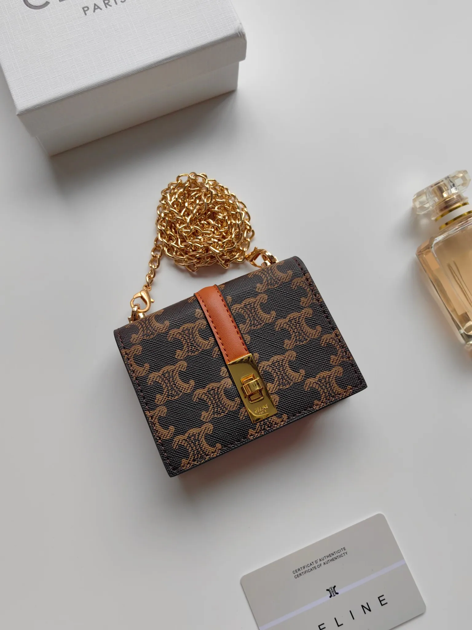 💰140 Celine's latest chain card holder, TRIOMPHE flip chain card holder, can be worn cross-body, classic pattern with plain microfiber interior, rotating lock closure, 1 thickened main compartment, 2 inner card slots. No.: 10M472 Size: 10.5x8.5x3 cm