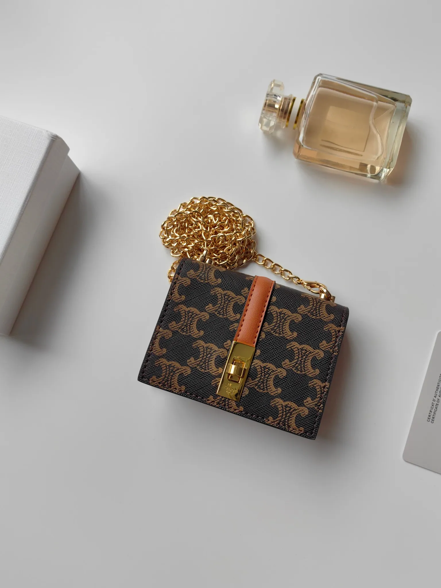 💰140 Celine's latest chain card holder, TRIOMPHE flip chain card holder, can be worn cross-body, classic pattern with plain microfiber interior, rotating lock closure, 1 thickened main compartment, 2 inner card slots. No.: 10M472 Size: 10.5x8.5x3 cm