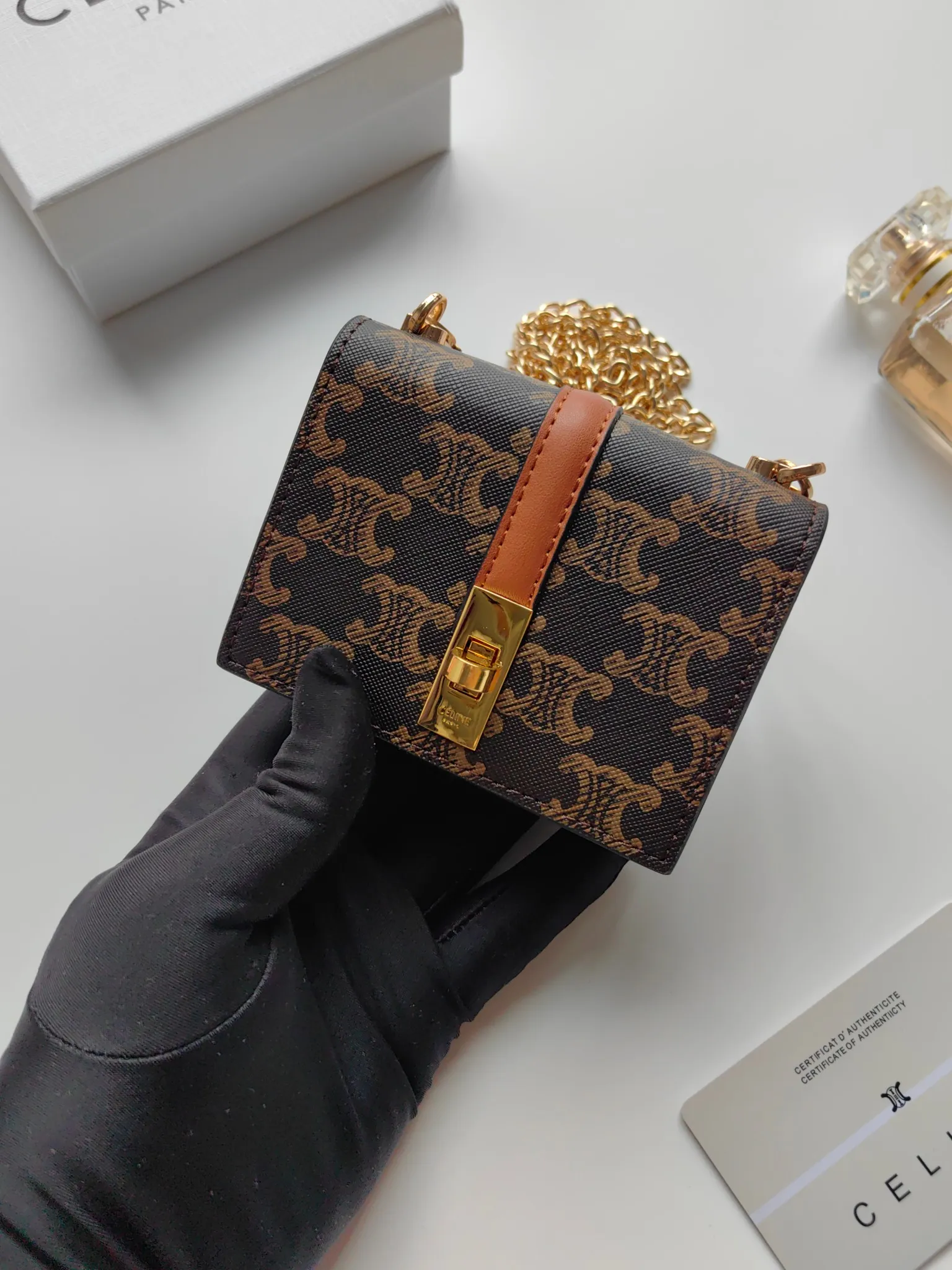 💰140 Celine's latest chain card holder, TRIOMPHE flip chain card holder, can be worn cross-body, classic pattern with plain microfiber interior, rotating lock closure, 1 thickened main compartment, 2 inner card slots. No.: 10M472 Size: 10.5x8.5x3 cm