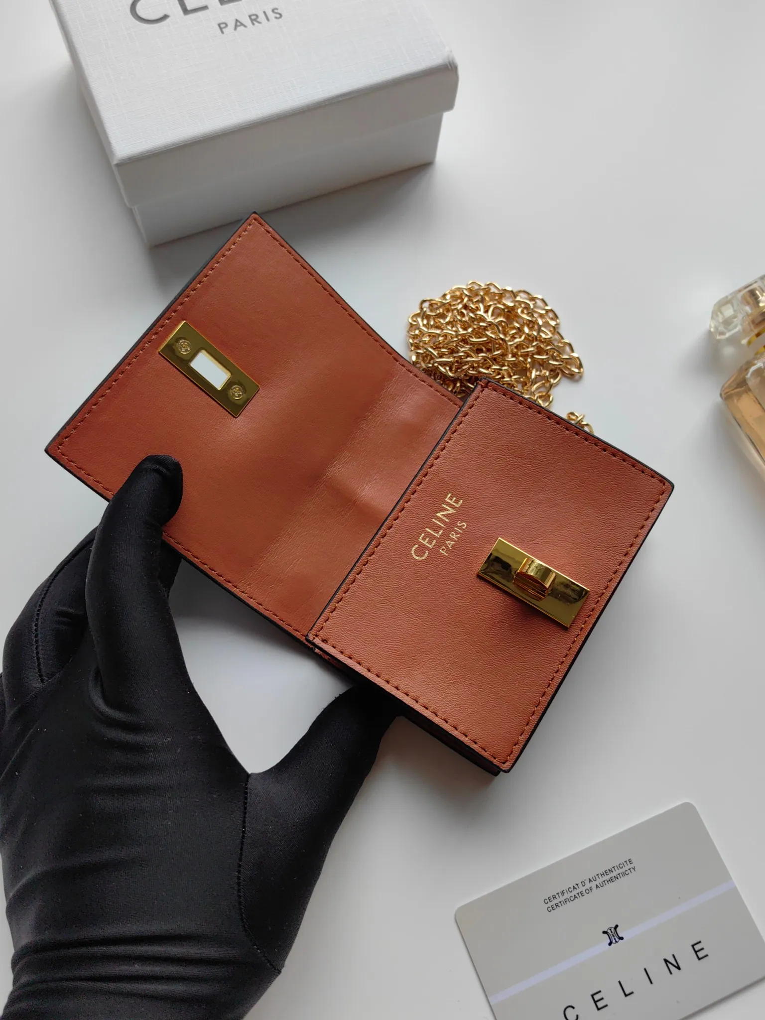 💰140 Celine's latest chain card holder, TRIOMPHE flip chain card holder, can be worn cross-body, classic pattern with plain microfiber interior, rotating lock closure, 1 thickened main compartment, 2 inner card slots. No.: 10M472 Size: 10.5x8.5x3 cm