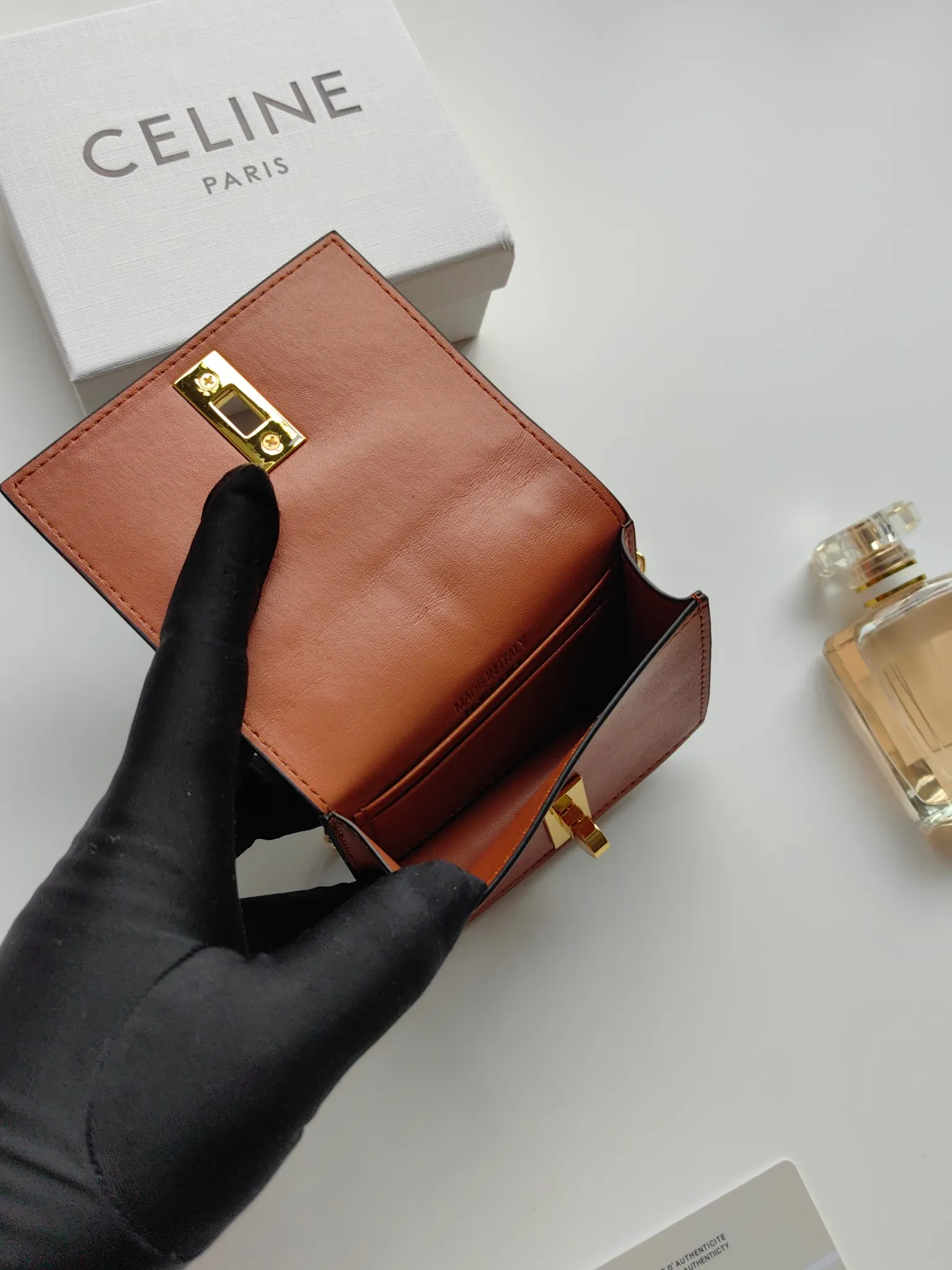 💰140 Celine's latest chain card holder, TRIOMPHE flip chain card holder, can be worn cross-body, classic pattern with plain microfiber interior, rotating lock closure, 1 thickened main compartment, 2 inner card slots. No.: 10M472 Size: 10.5x8.5x3 cm