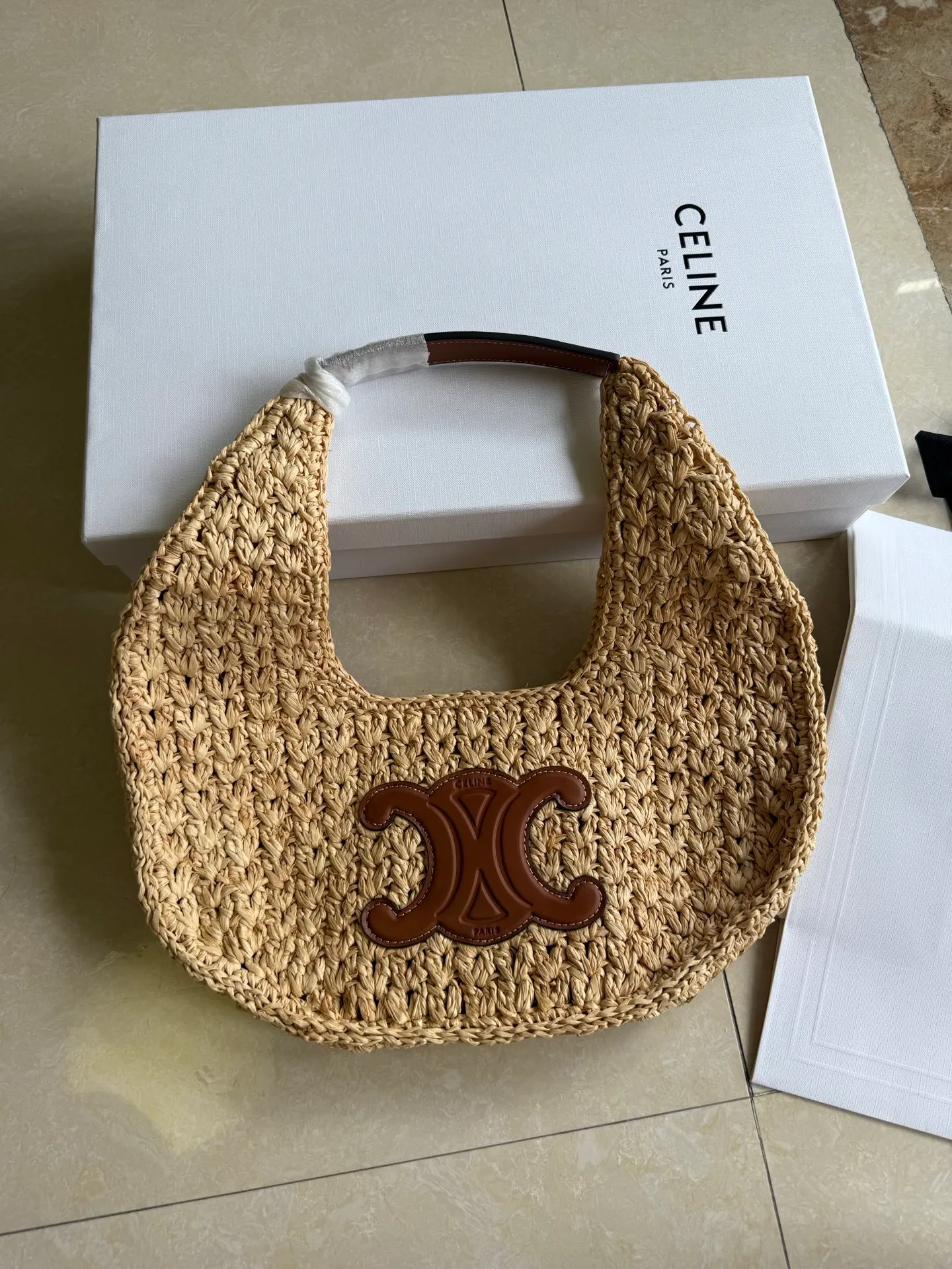 730. CELINE🆕 CLASSIC PANIER plant material and cow leather HOBO handbag. Midsummer belongs to straw bags🌴🌴🌴 Let’s be a Celine Girl 23ss this summer. This shoulder woven bag is amazing🤩 Pure hand-woven natural grass + three-dimensional Arc de Triomphe retro leather label. The size is just right and versatile with every look. A must-have for summer✨ Note: Hand-woven handbags, each piece is unique. Size and shape may vary slightly Vegetable material, cowhide leather binding, unlined Dimensions: 33 X 16 X 4 cm Reference number: 112772