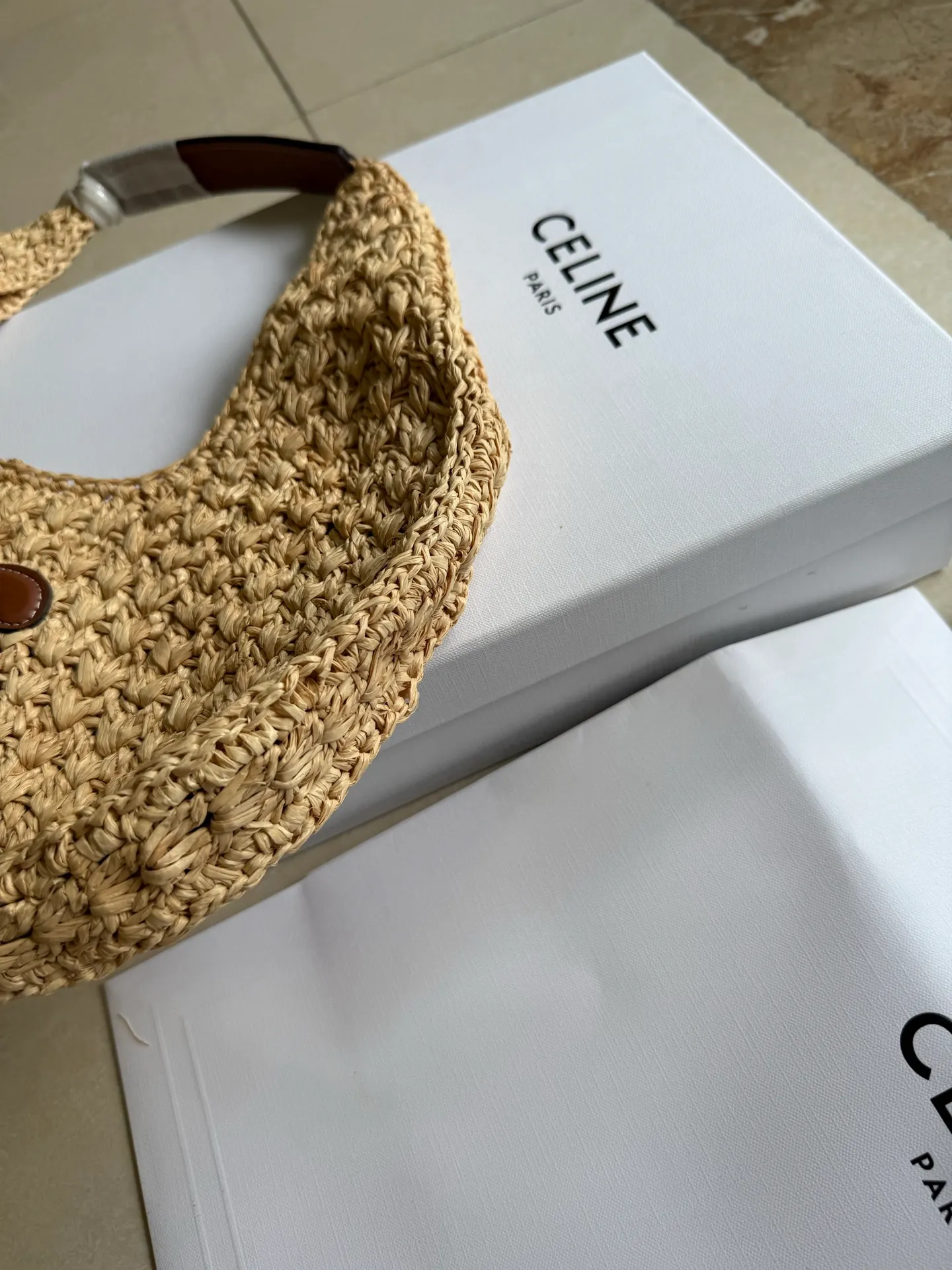 730. CELINE🆕 CLASSIC PANIER plant material and cow leather HOBO handbag. Midsummer belongs to straw bags🌴🌴🌴 Let’s be a Celine Girl 23ss this summer. This shoulder woven bag is amazing🤩 Pure hand-woven natural grass + three-dimensional Arc de Triomphe retro leather label. The size is just right and versatile with every look. A must-have for summer✨ Note: Hand-woven handbags, each piece is unique. Size and shape may vary slightly Vegetable material, cowhide leather binding, unlined Dimensions: 33 X 16 X 4 cm Reference number: 112772