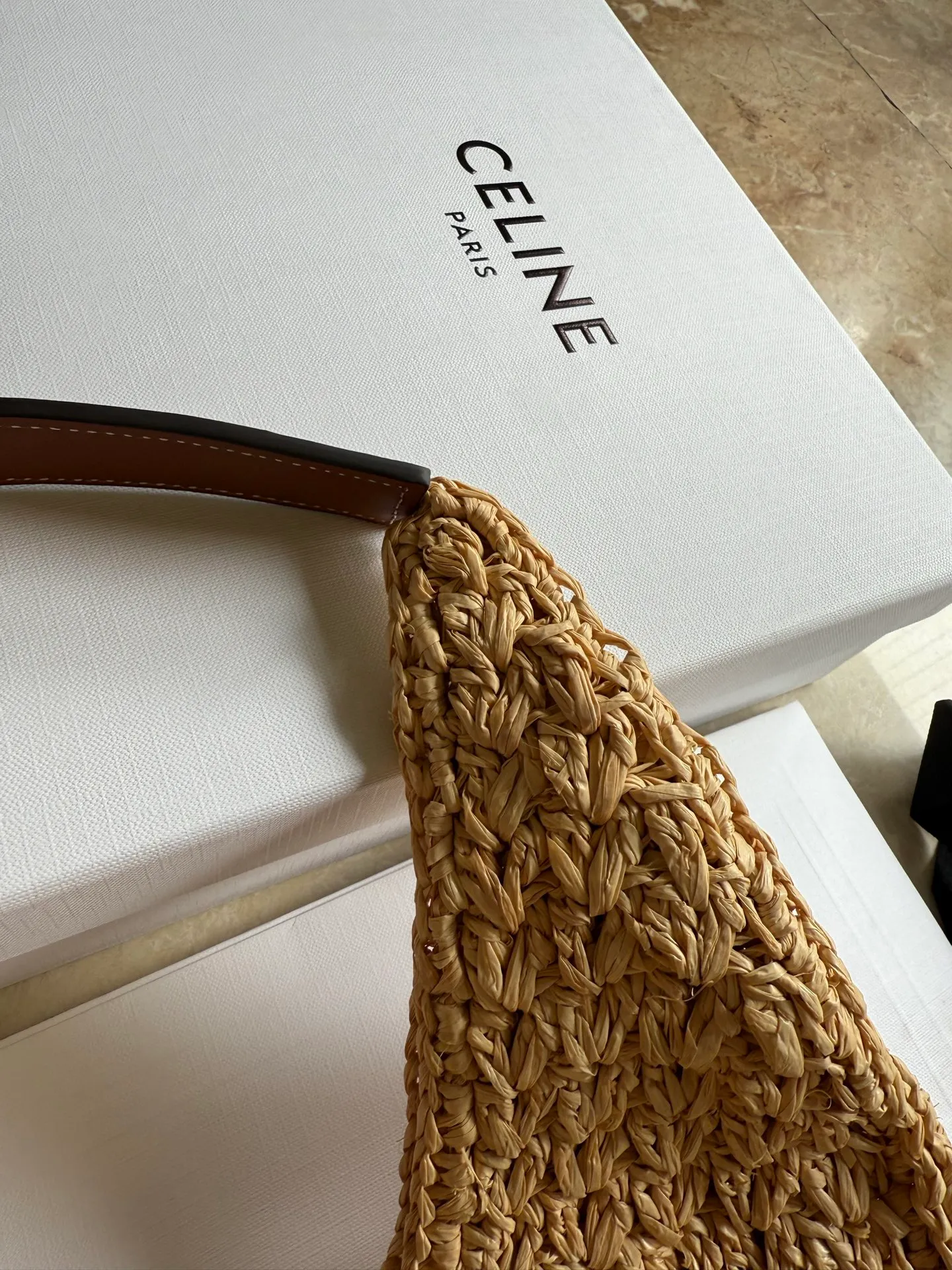 730. CELINE🆕 CLASSIC PANIER plant material and cow leather HOBO handbag. Midsummer belongs to straw bags🌴🌴🌴 Let’s be a Celine Girl 23ss this summer. This shoulder woven bag is amazing🤩 Pure hand-woven natural grass + three-dimensional Arc de Triomphe retro leather label. The size is just right and versatile with every look. A must-have for summer✨ Note: Hand-woven handbags, each piece is unique. Size and shape may vary slightly Vegetable material, cowhide leather binding, unlined Dimensions: 33 X 16 X 4 cm Reference number: 112772